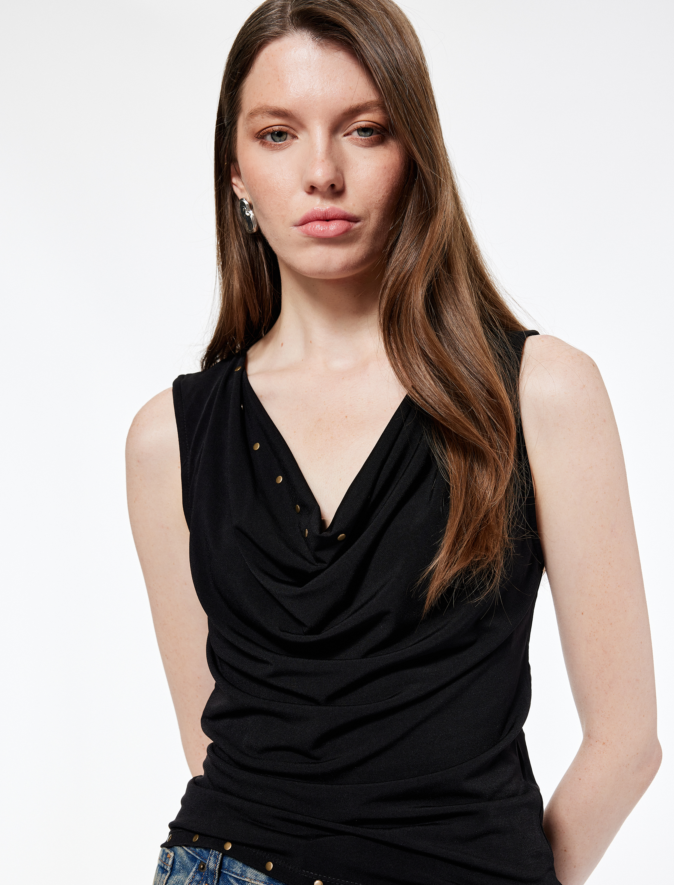   Slim Fit Metal Aksesuarlı Kolsuz Degaje Yaka Bluz