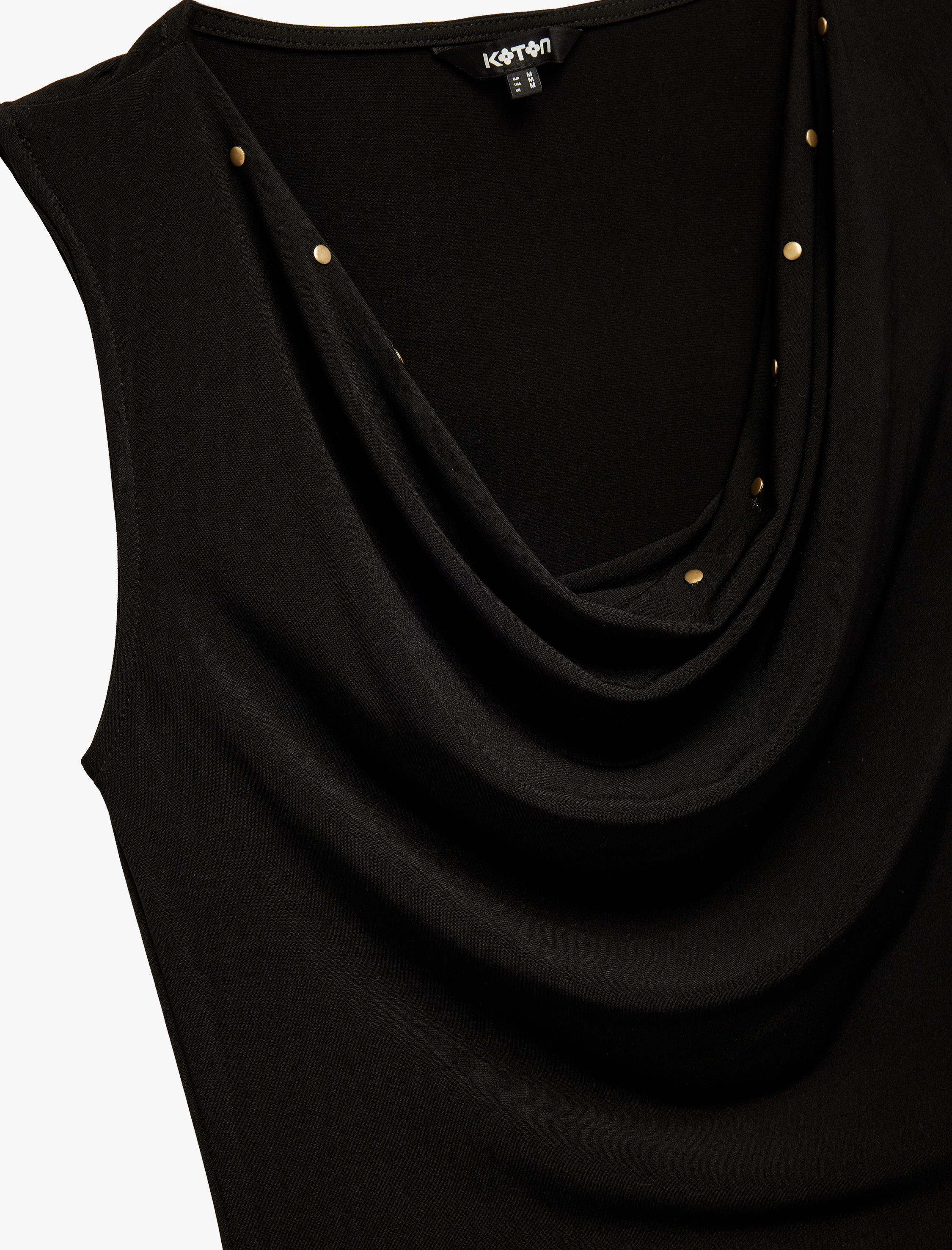   Slim Fit Metal Aksesuarlı Kolsuz Degaje Yaka Bluz