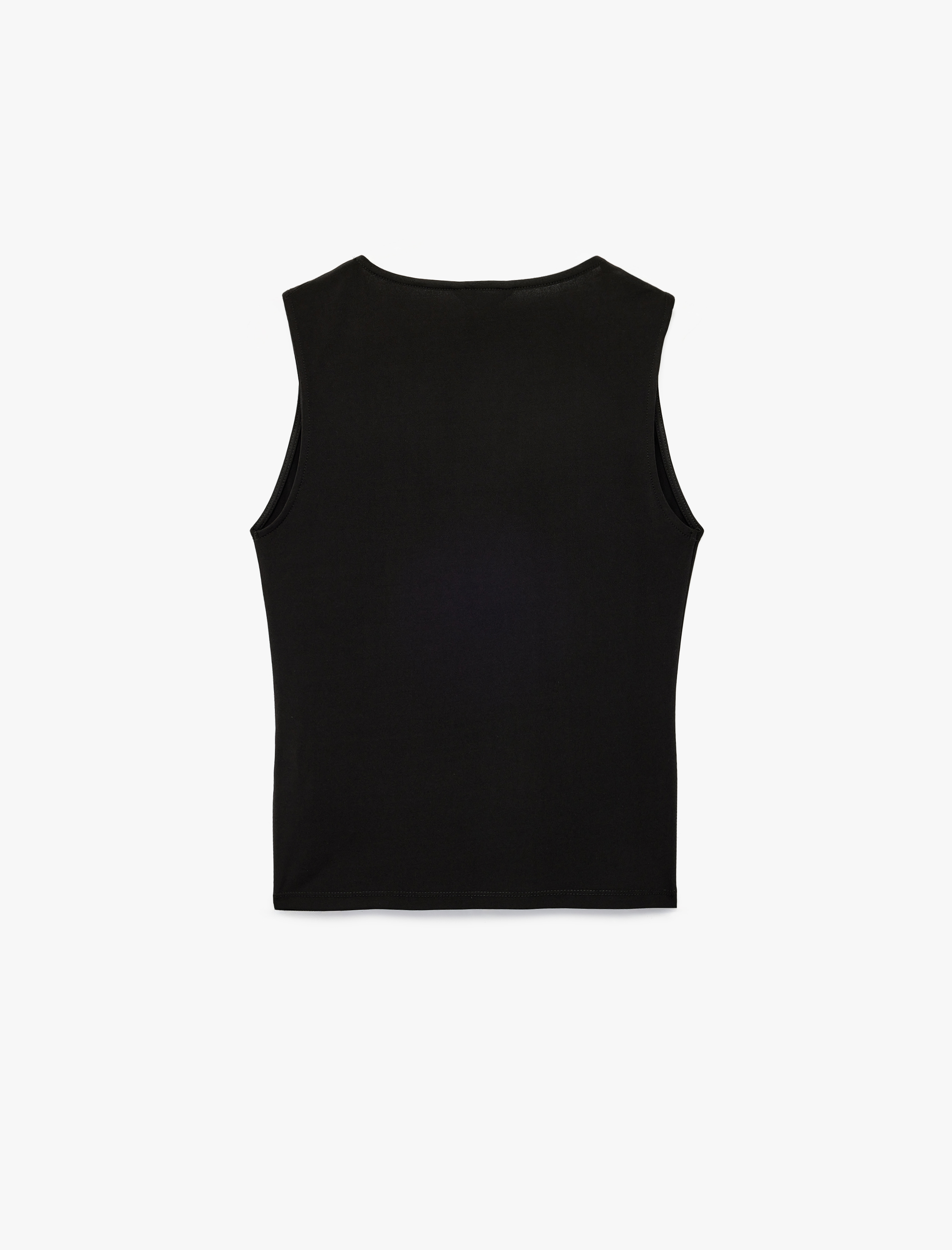   Slim Fit Metal Aksesuarlı Kolsuz Degaje Yaka Bluz