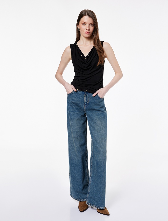  Slim Fit Metal Aksesuarlı Kolsuz Degaje Yaka Bluz