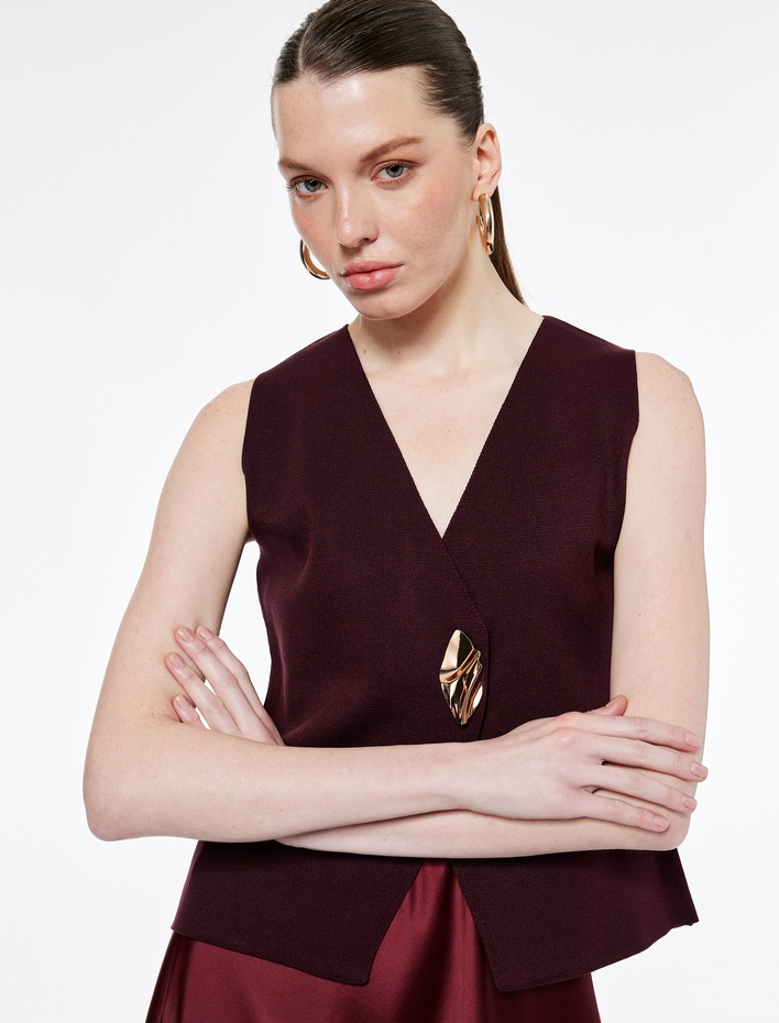  Metal Aksesuar Detaylı V Yaka Triko Yelek