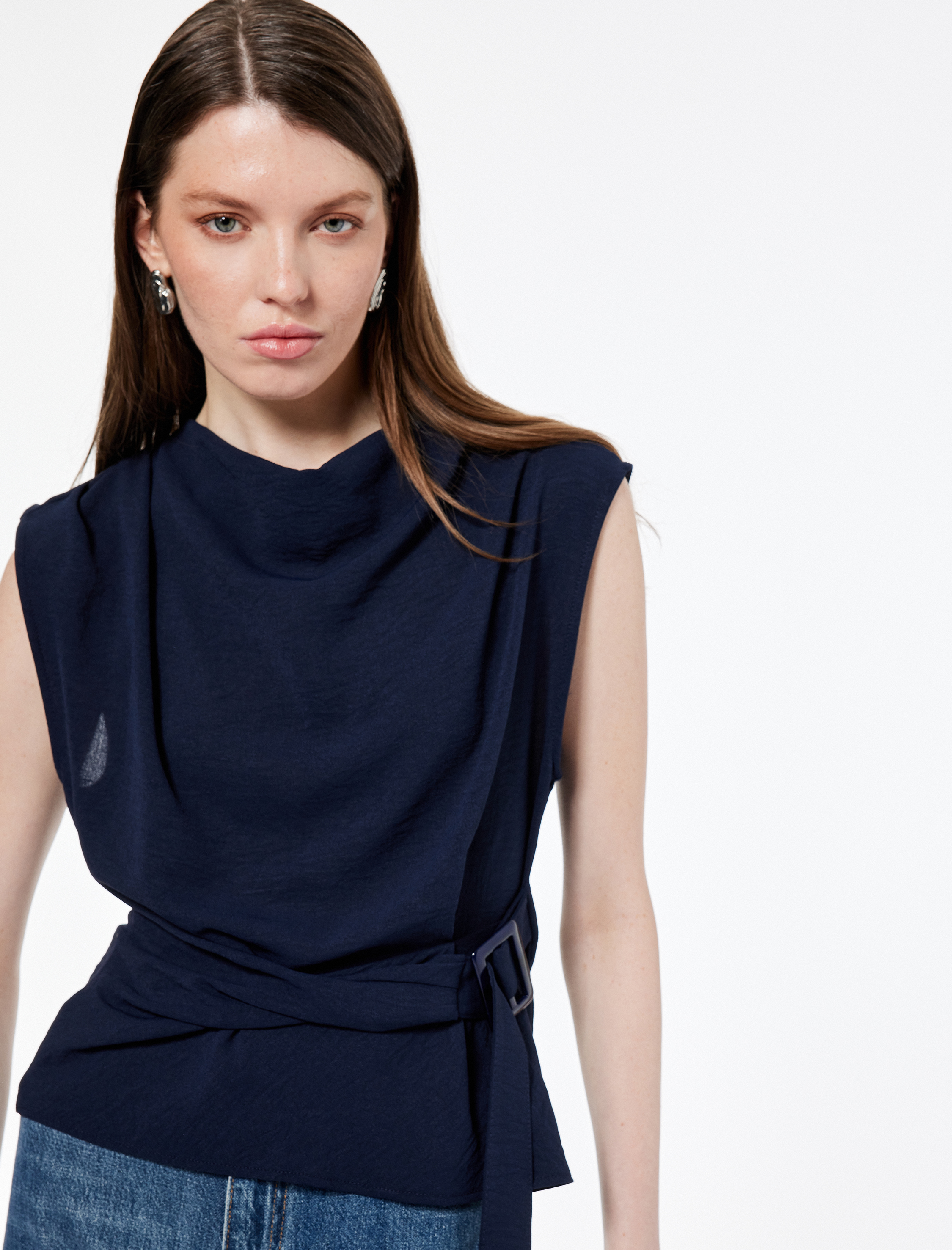   Aerobin Kumaş Kolsuz Degaje Yaka Kemer Detaylı Bluz