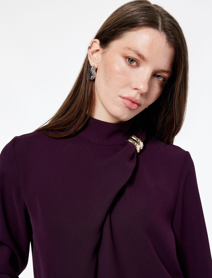  Metal Aksesuarlı Asimetrik Yaka Uzun Kollu Bluz