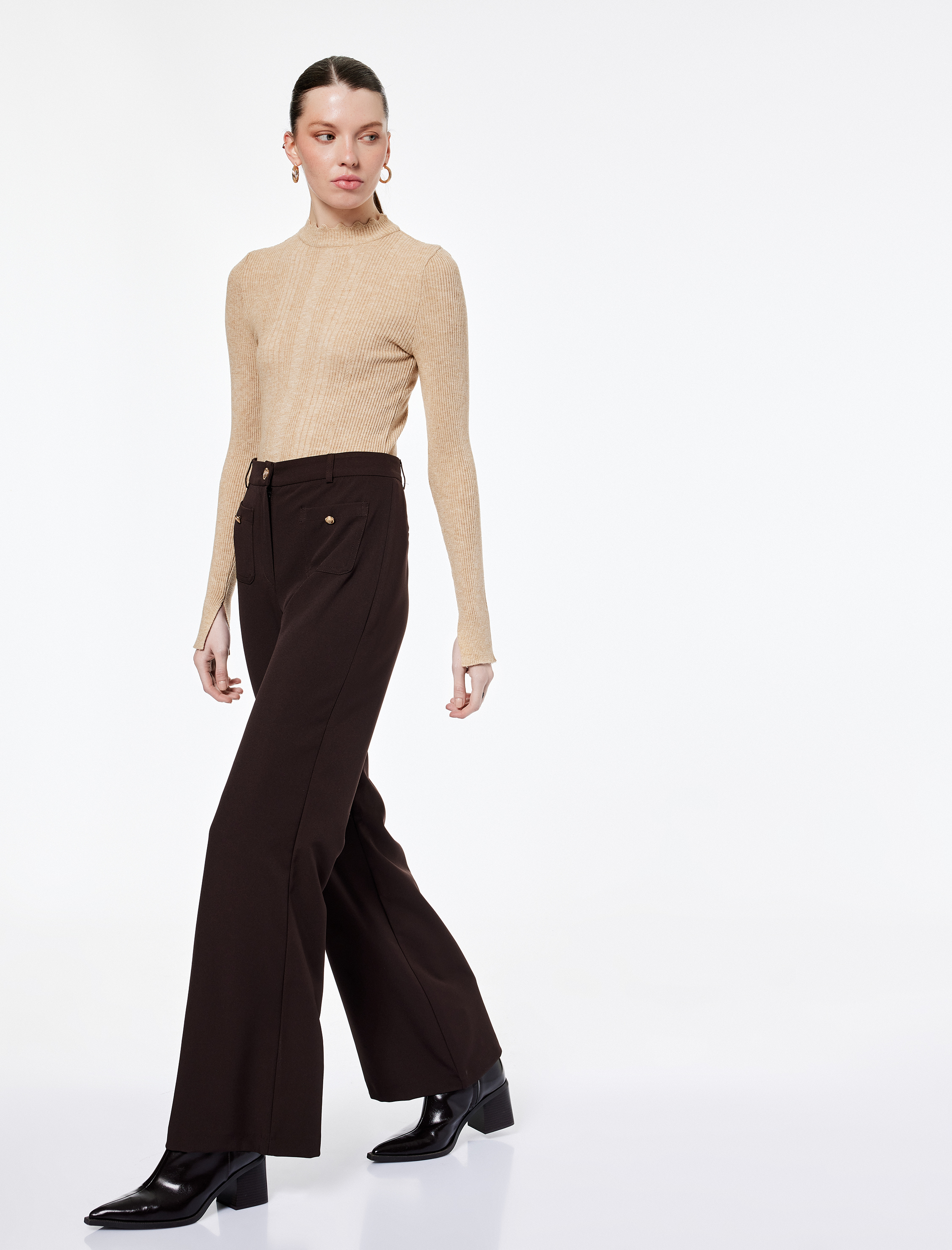   Düğme Detaylı Aplike Cepli Düz Bol Paça Kumaş Pantolon