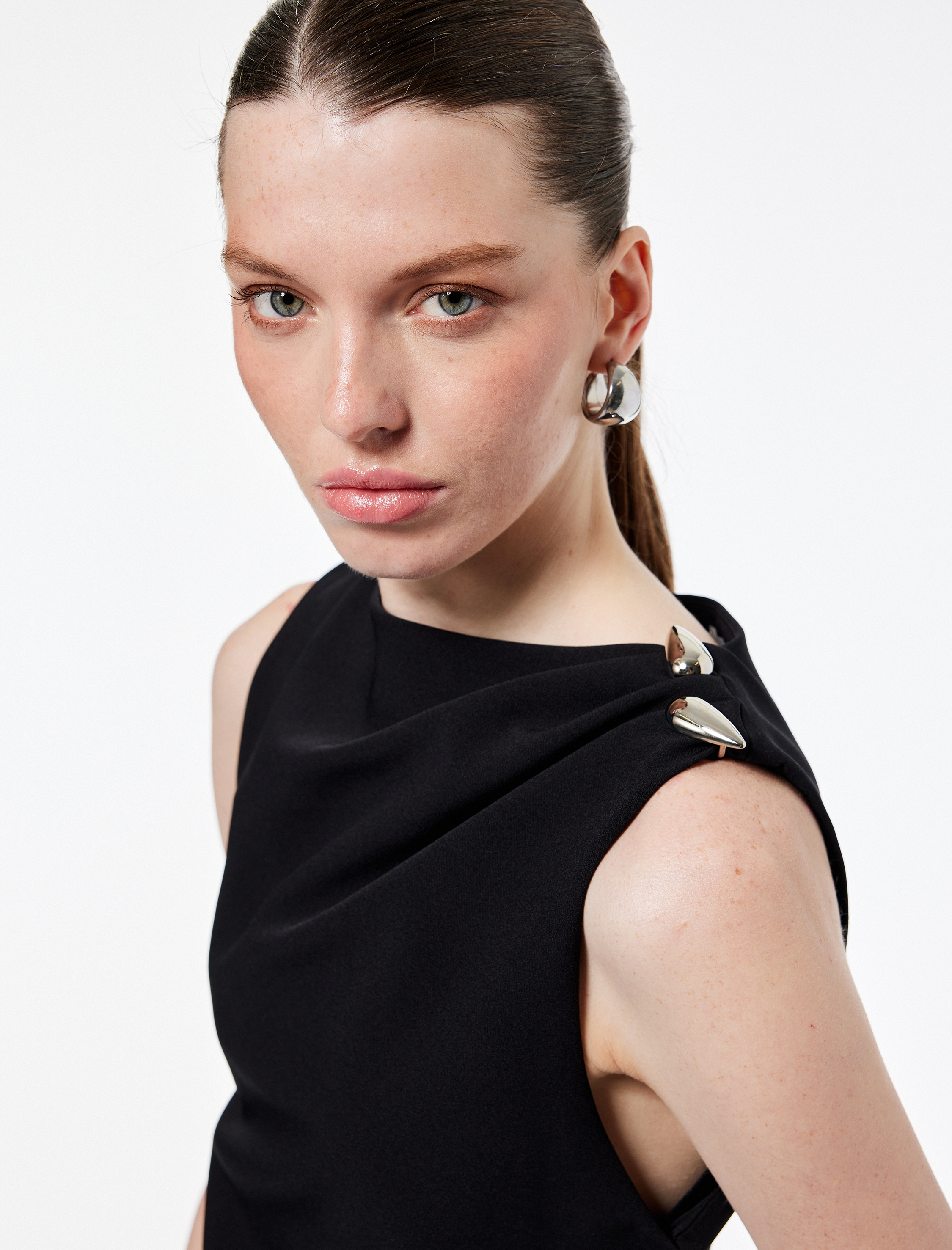   Aksesuar Detaylı Kolsuz Yuvarlak Kayık Yaka Mini Elbise