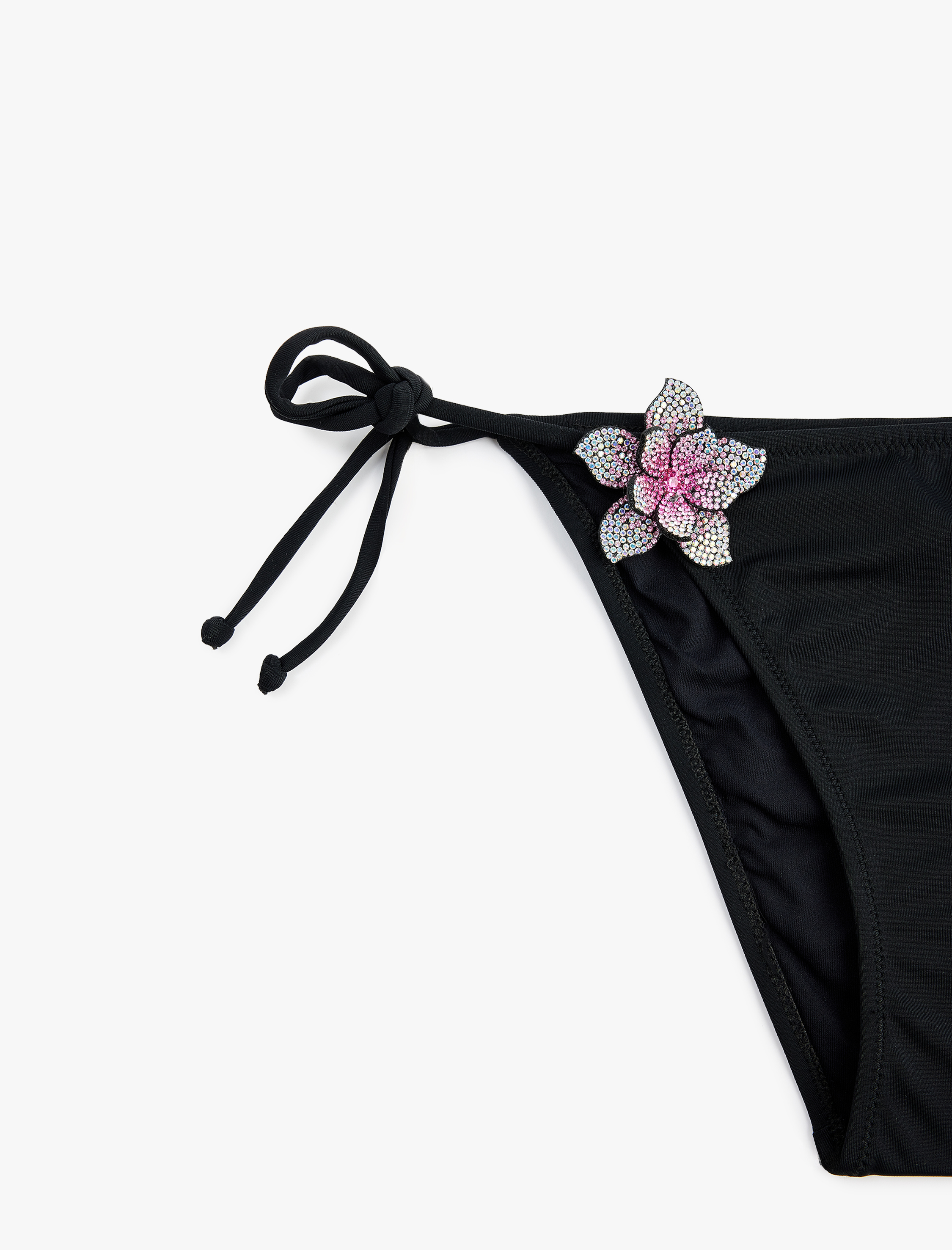   Taşlı Çiçek Aksesuar Detaylı Yanları Bağlamalı İpli Bikini Altı