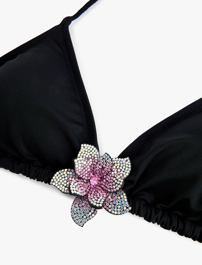  Taşlı Çiçek Aksesuar Detaylı Üçgen Bikini Üstü