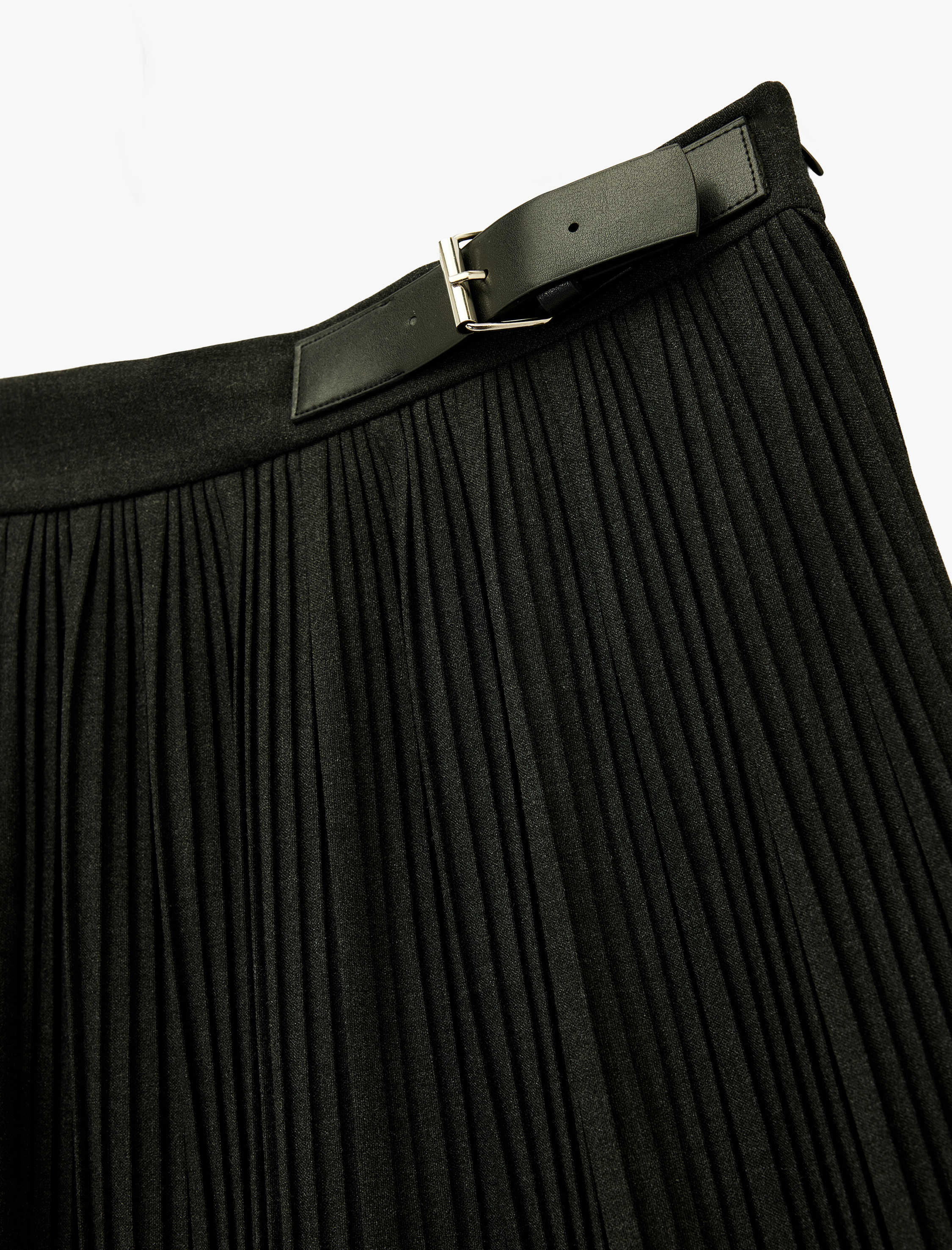   Koton X Sibil Çetinkaya - Yarım Kemer Detaylı Mini Pileli Etek