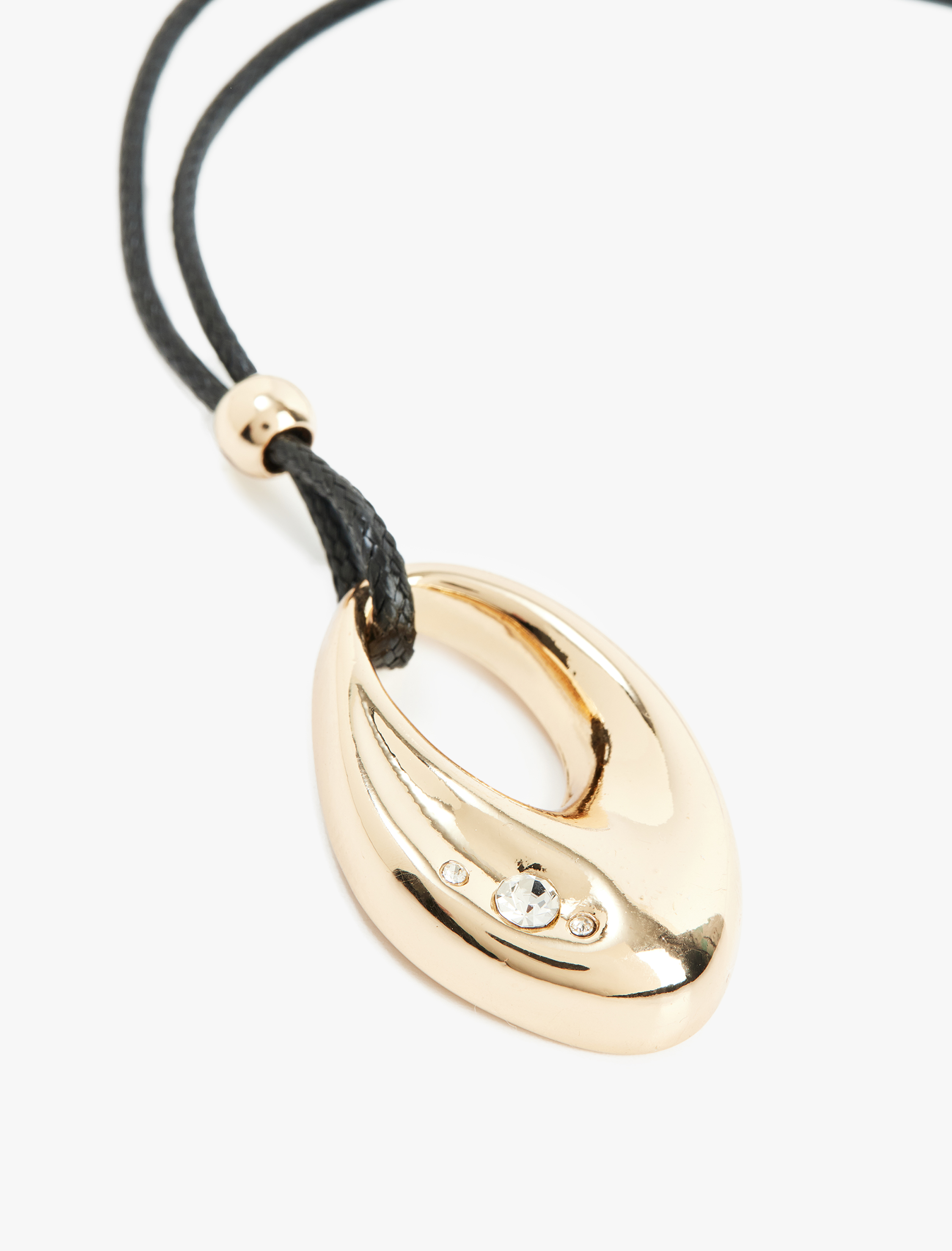  Kadın Taş Detaylı Oval Charmlı Kolye