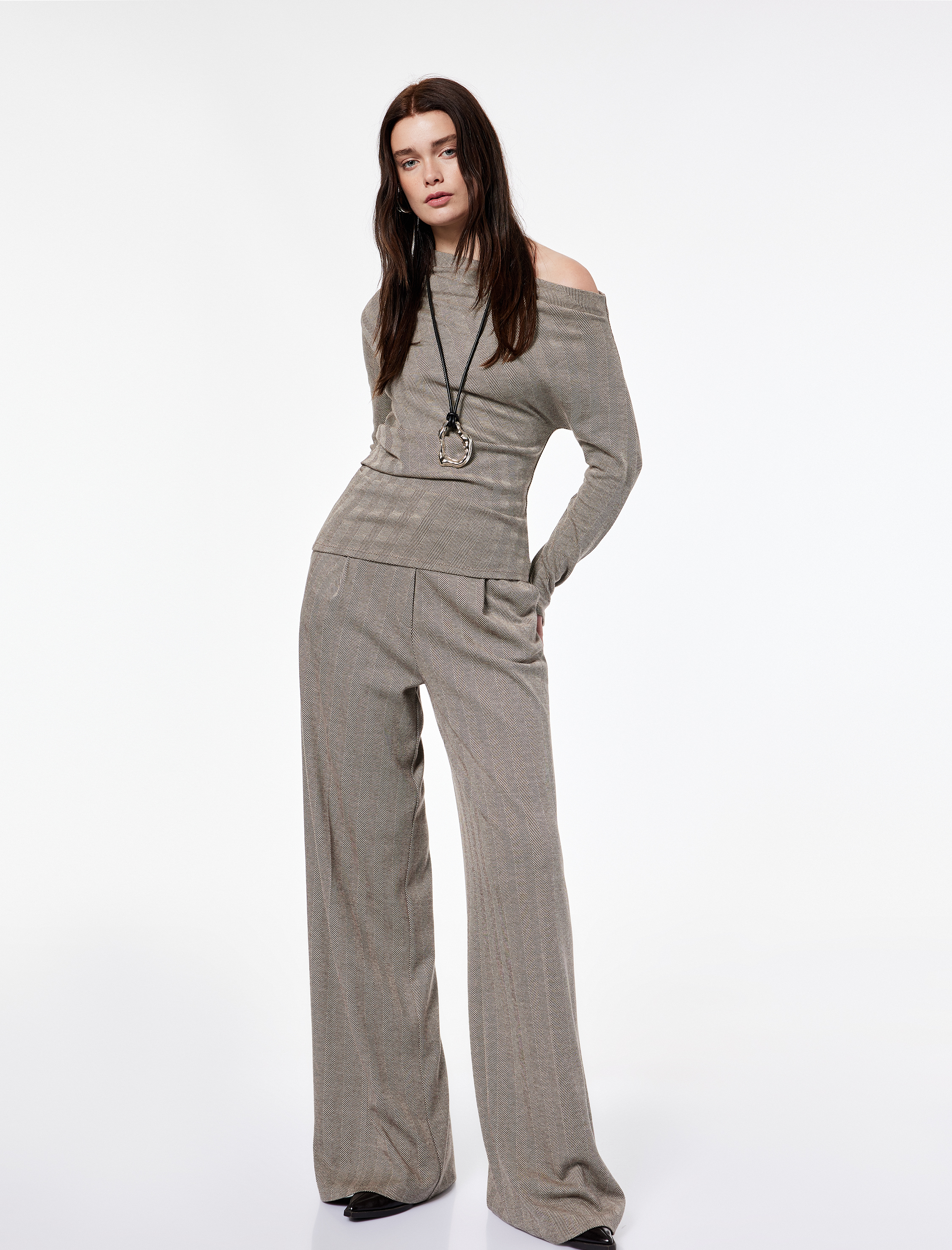   Koton X Şahika Ercümen - Slim Fit Uzun Kollu Asimetrik Yaka Açık Omuz Bluz