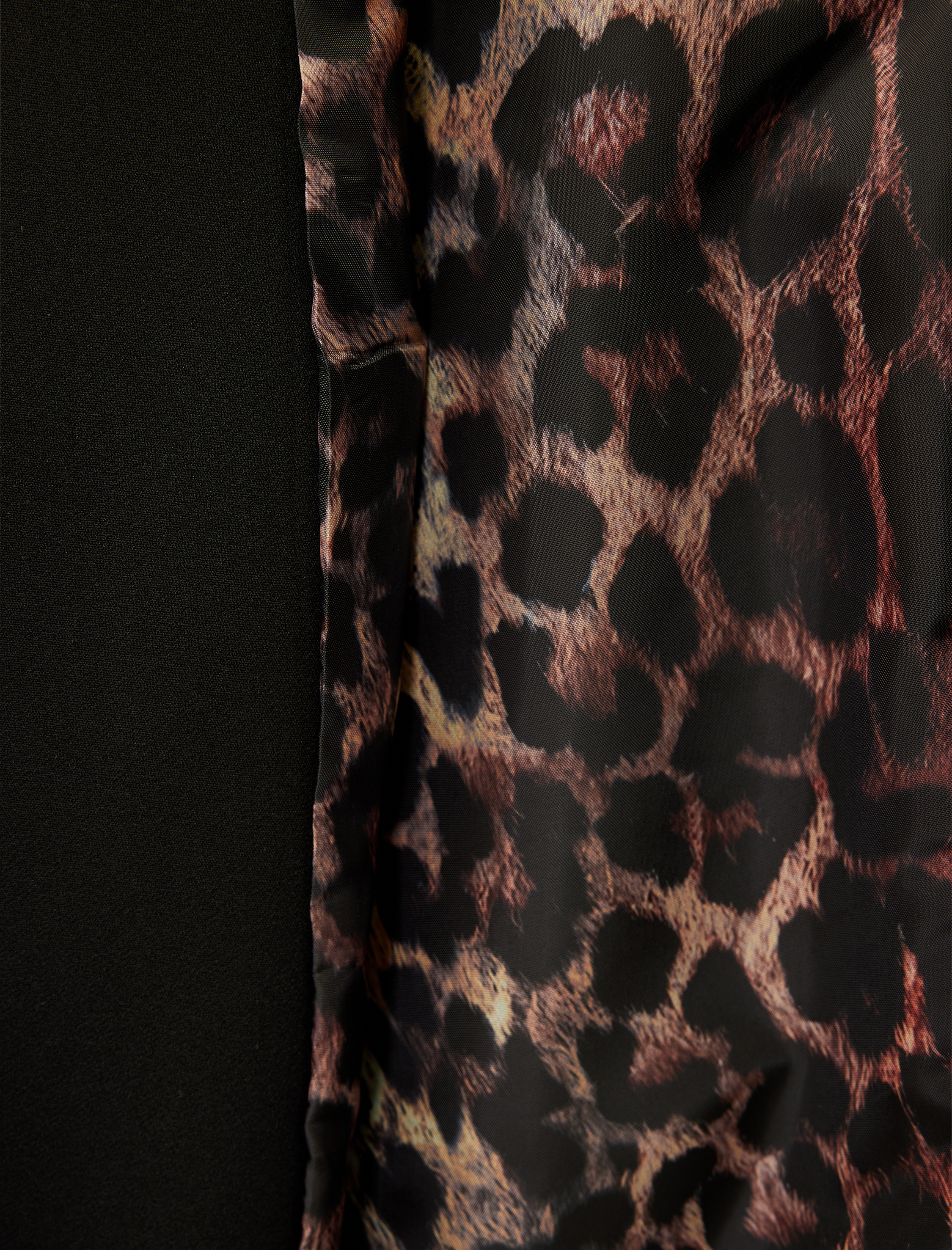   Geniş Yaka Cepli Leopar Detaylı Kolsuz Yelek