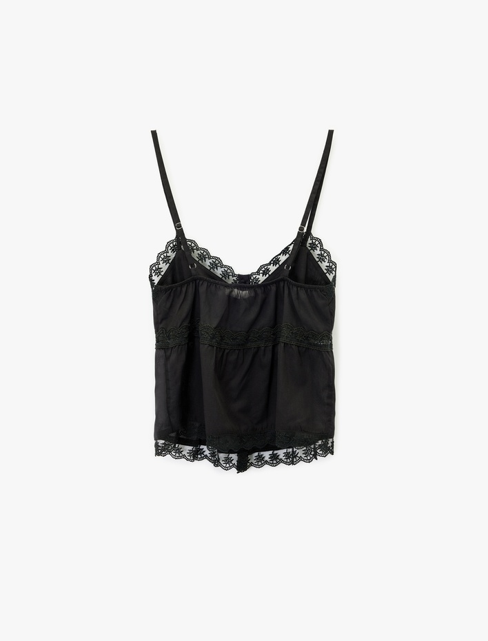  Dantel Detaylı İp Askılı Düğmeli V Yaka Bluz