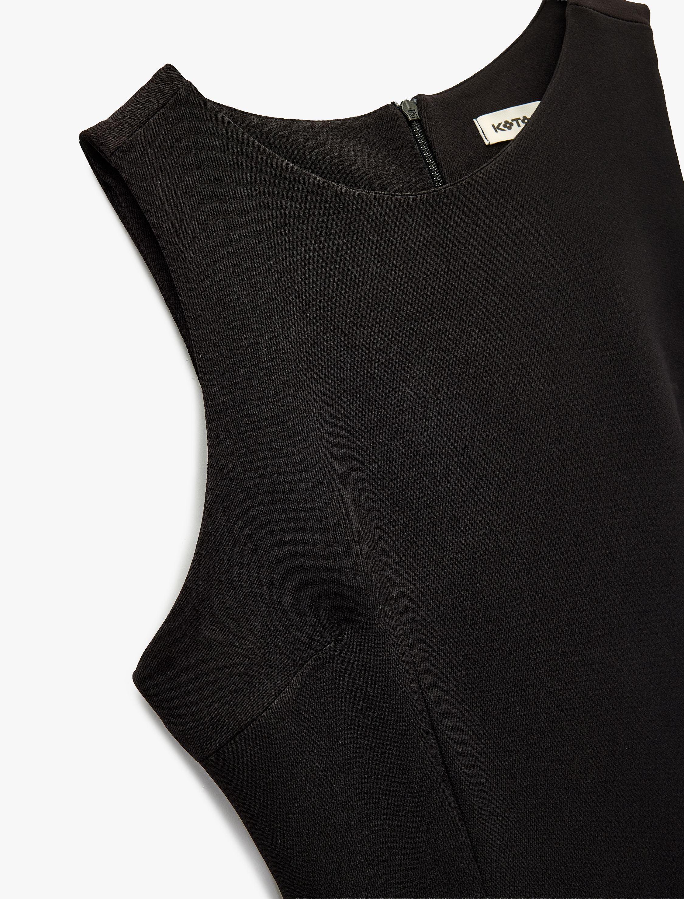   Asimetrik Kesim Aksesuar Detaylı Bisiklet Yaka Kolsuz Bluz