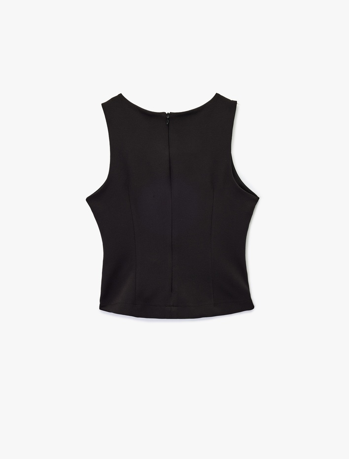  Asimetrik Kesim Aksesuar Detaylı Bisiklet Yaka Kolsuz Bluz