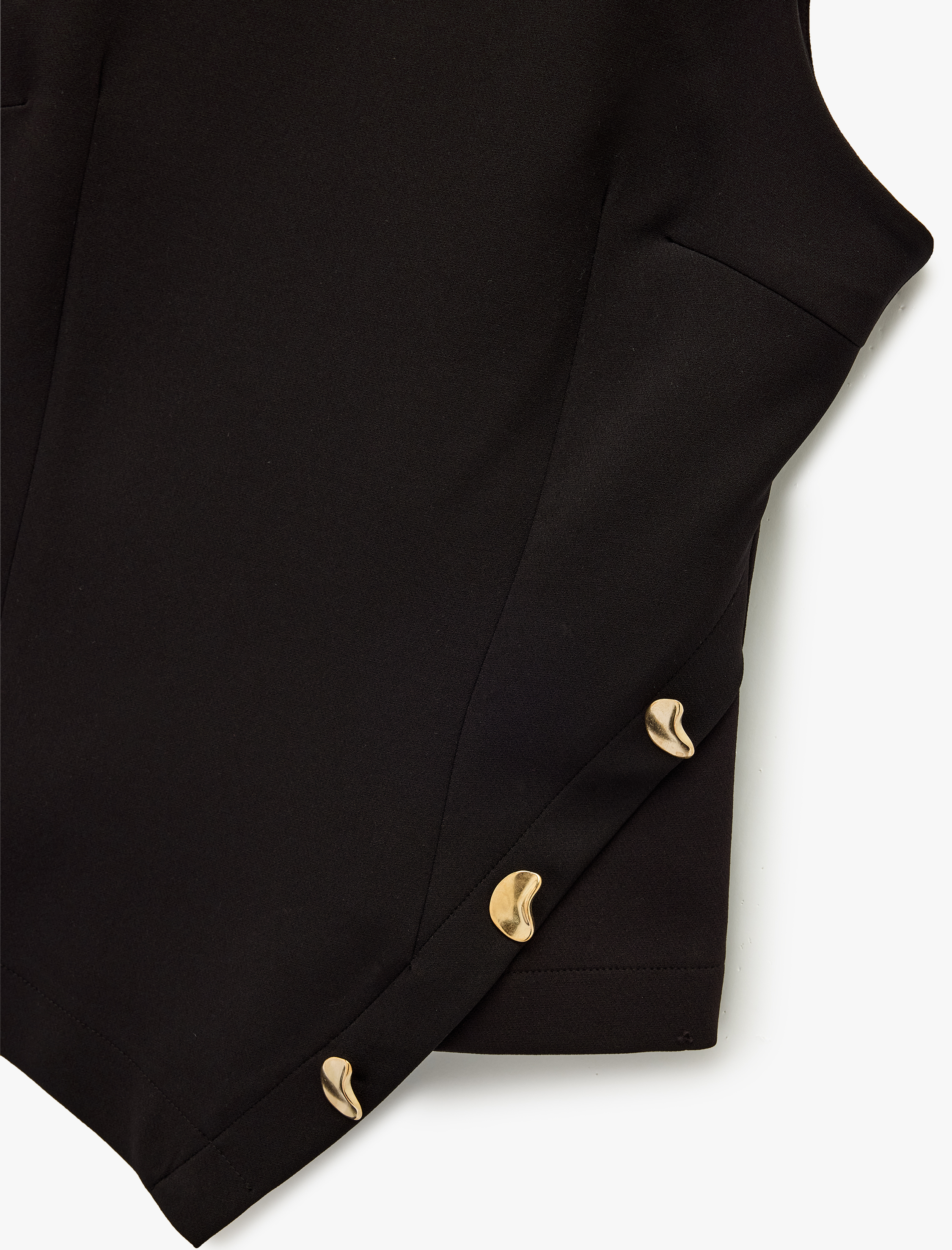   Asimetrik Kesim Aksesuar Detaylı Bisiklet Yaka Kolsuz Bluz