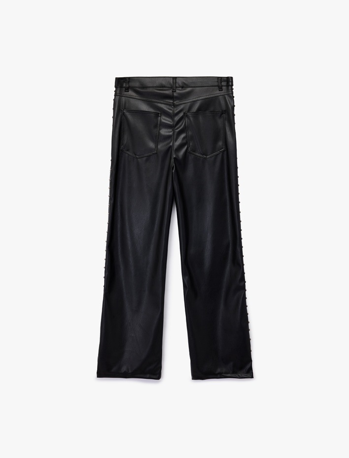  Normal Bel Düğmeli Cepli Metal Aksesuarlı Düz Paça Suni Deri Pantolon