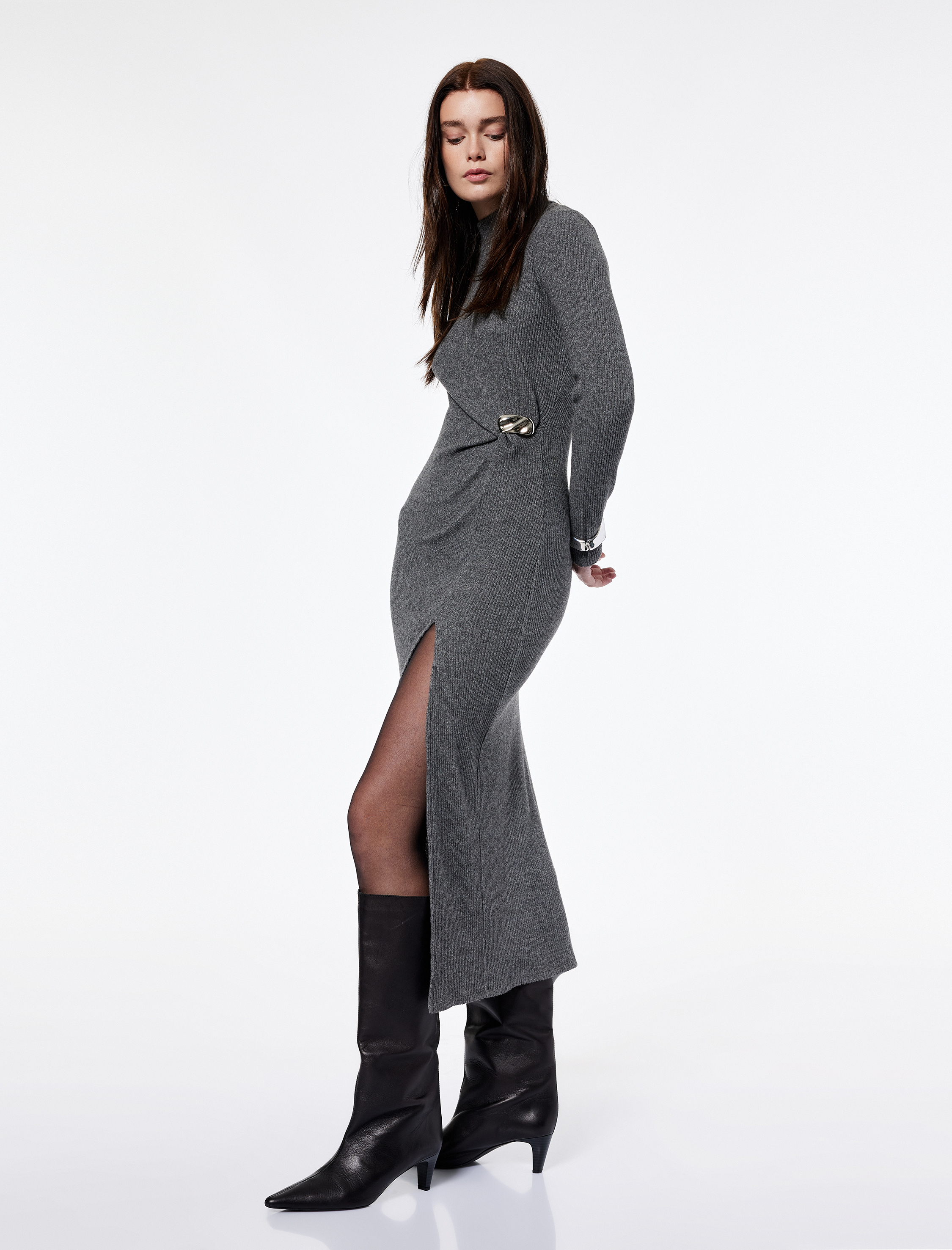   Koton X Şahika Ercümen - Dik Yaka Uzun Kollu Metal Aksesuarlı Yırtmaçlı Midi Kalem Elbise