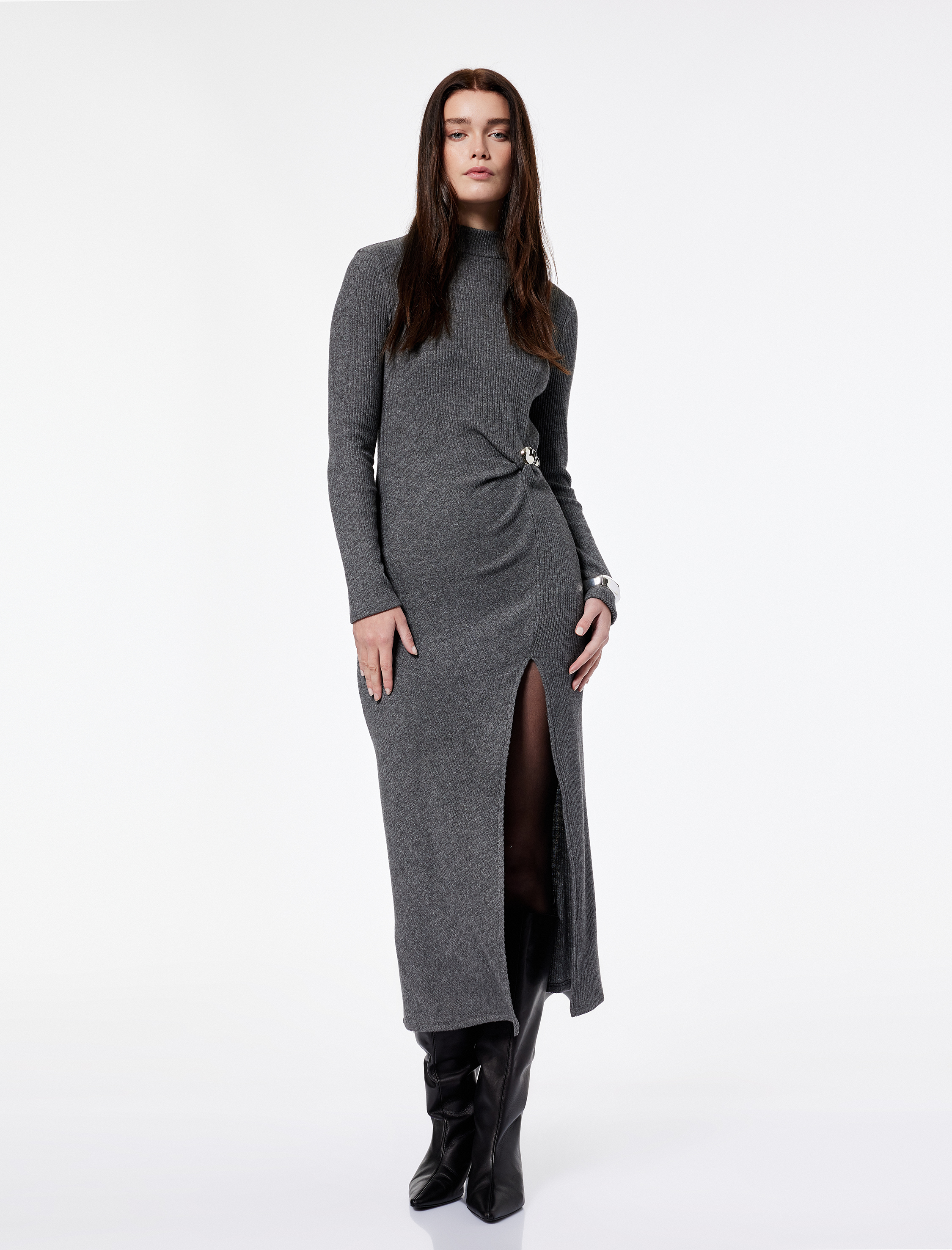   Koton X Şahika Ercümen - Dik Yaka Uzun Kollu Metal Aksesuarlı Yırtmaçlı Midi Kalem Elbise