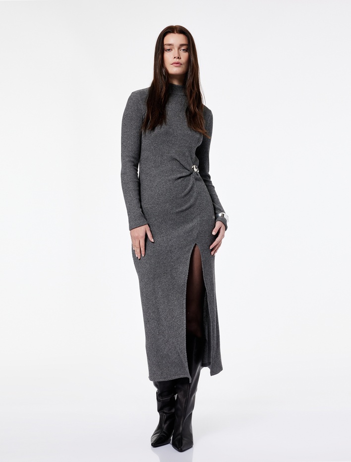  Koton X Şahika Ercümen - Dik Yaka Uzun Kollu Metal Aksesuarlı Yırtmaçlı Midi Kalem Elbise