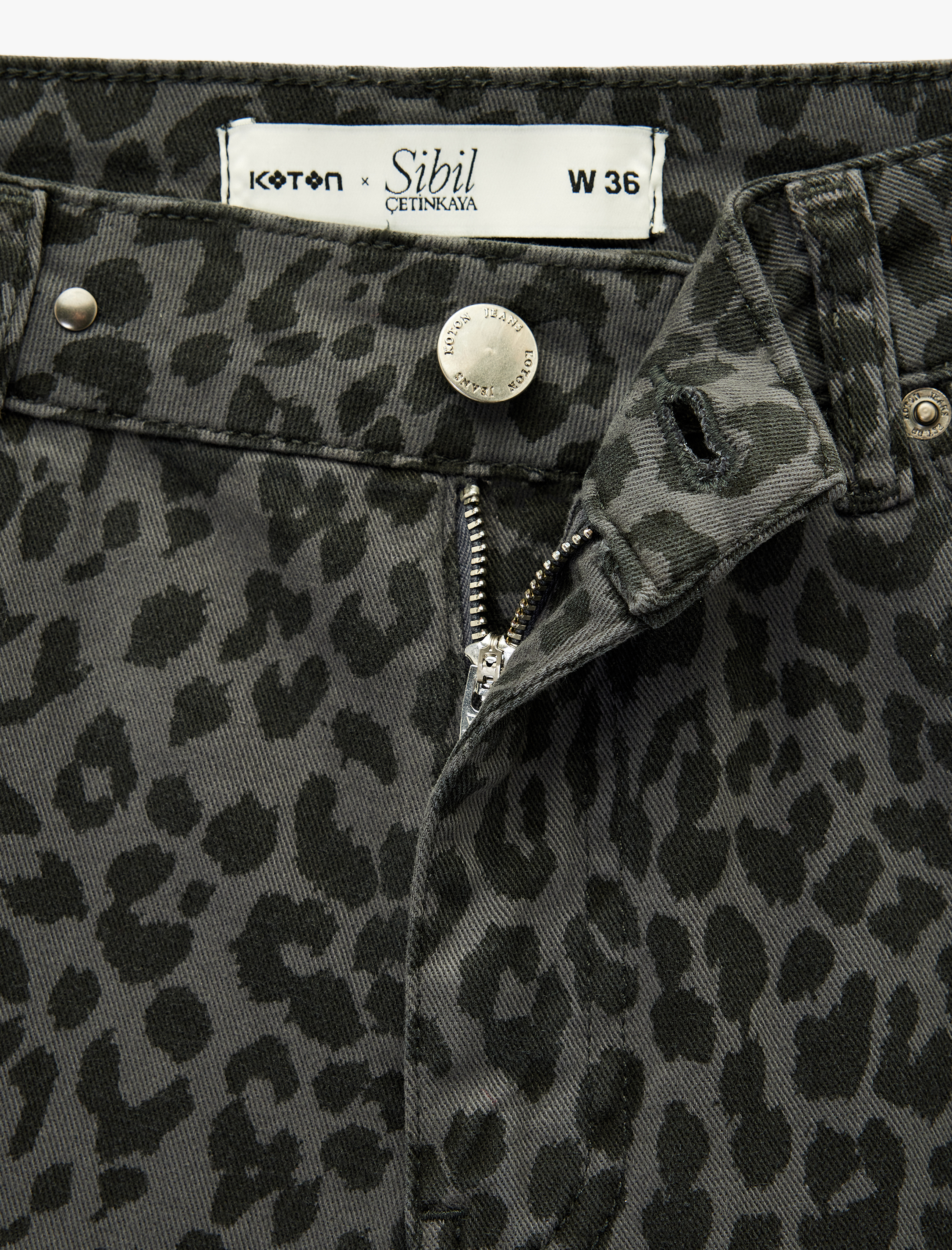   Koton X Sibil Çetinkaya - Leopar Desenli Metal Aksesuarlı İspanyol Paça Jean Pantolon - Flare Jeans