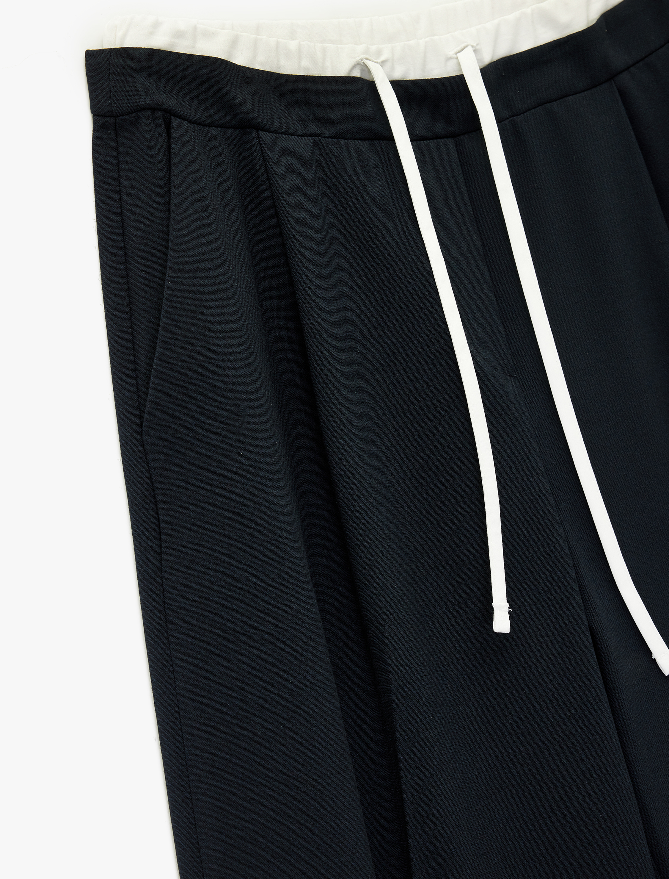   Cepli Pile Detaylı Beli Bağcıklı Geniş Paça Kumaş Pantolon