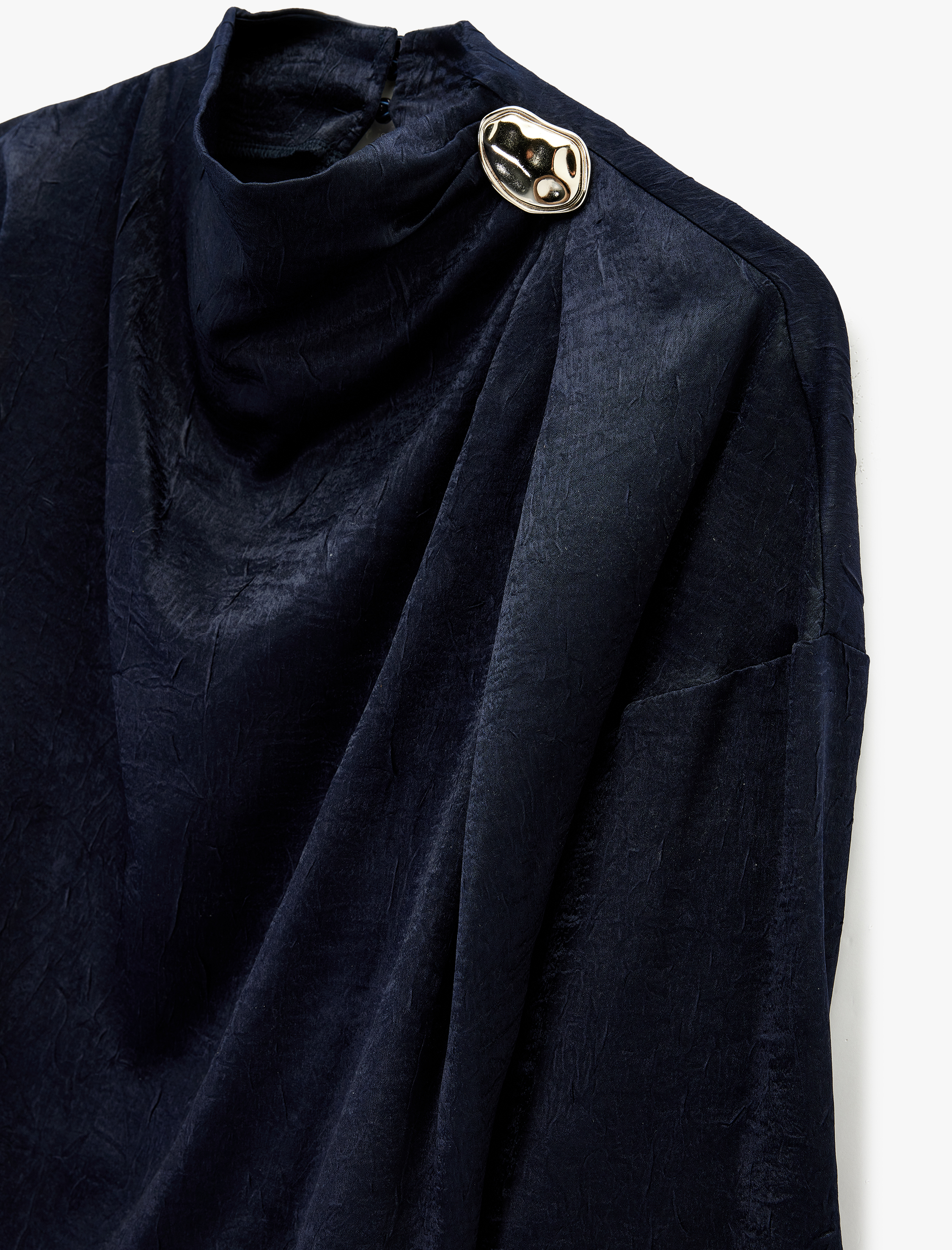   Metal Aksesuarlı Asimetrik Yaka Uzun Kollu Dokulu Saten Bluz