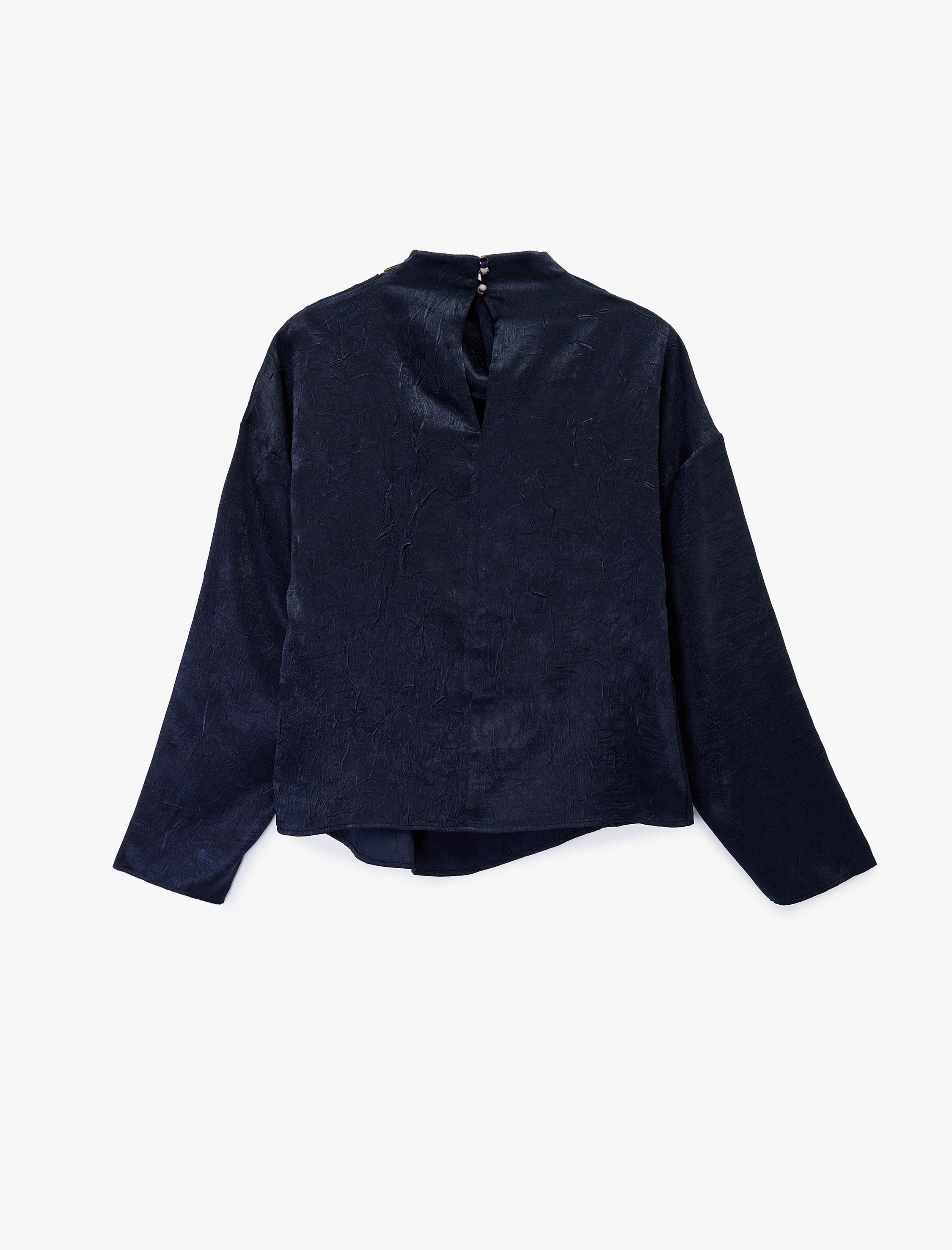   Metal Aksesuarlı Asimetrik Yaka Uzun Kollu Dokulu Saten Bluz