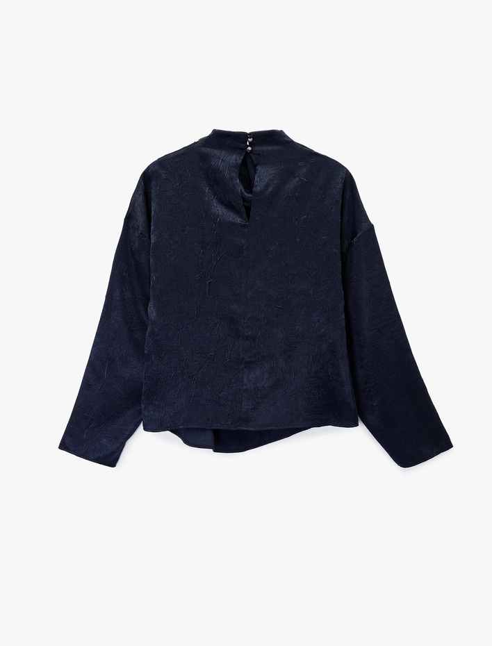  Metal Aksesuarlı Asimetrik Yaka Uzun Kollu Dokulu Saten Bluz