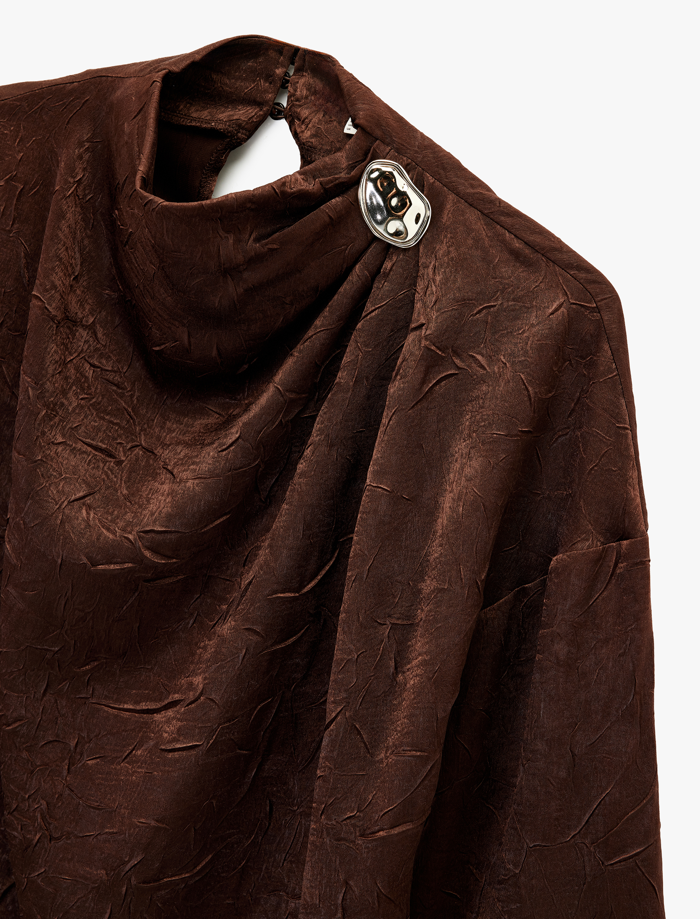   Metal Aksesuarlı Asimetrik Yaka Uzun Kollu Dokulu Saten Bluz