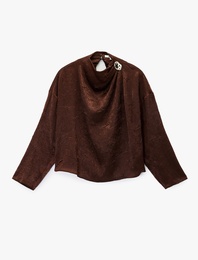 Metal Aksesuarlı Asimetrik Yaka Uzun Kollu Dokulu Saten Bluz