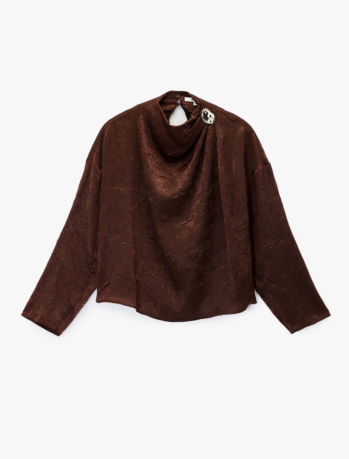  Metal Aksesuarlı Asimetrik Yaka Uzun Kollu Dokulu Saten Bluz