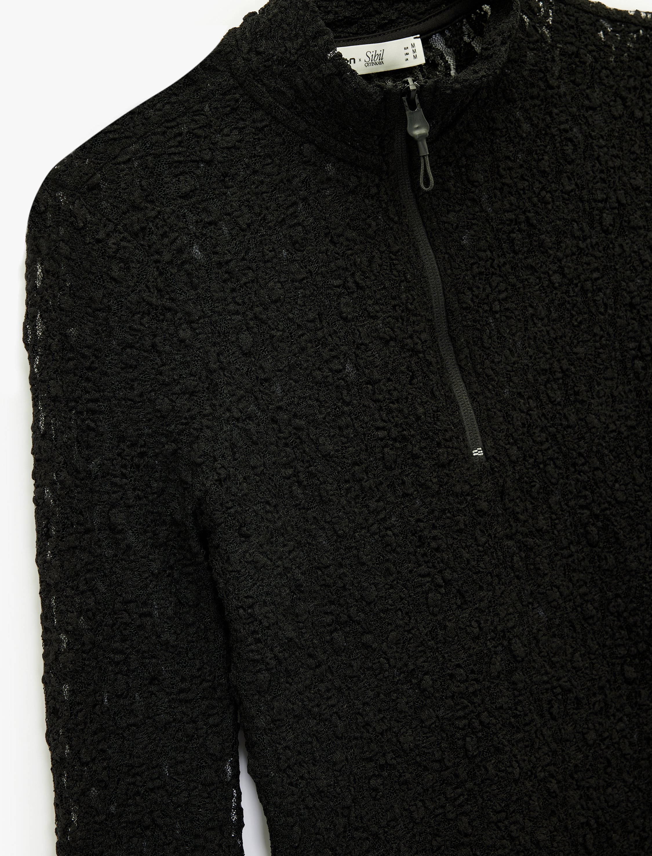   Koton X Sibil Çetinkaya - Uzun Kollu Yarım Fermuar Detaylı Dik Yaka Dantel Bluz