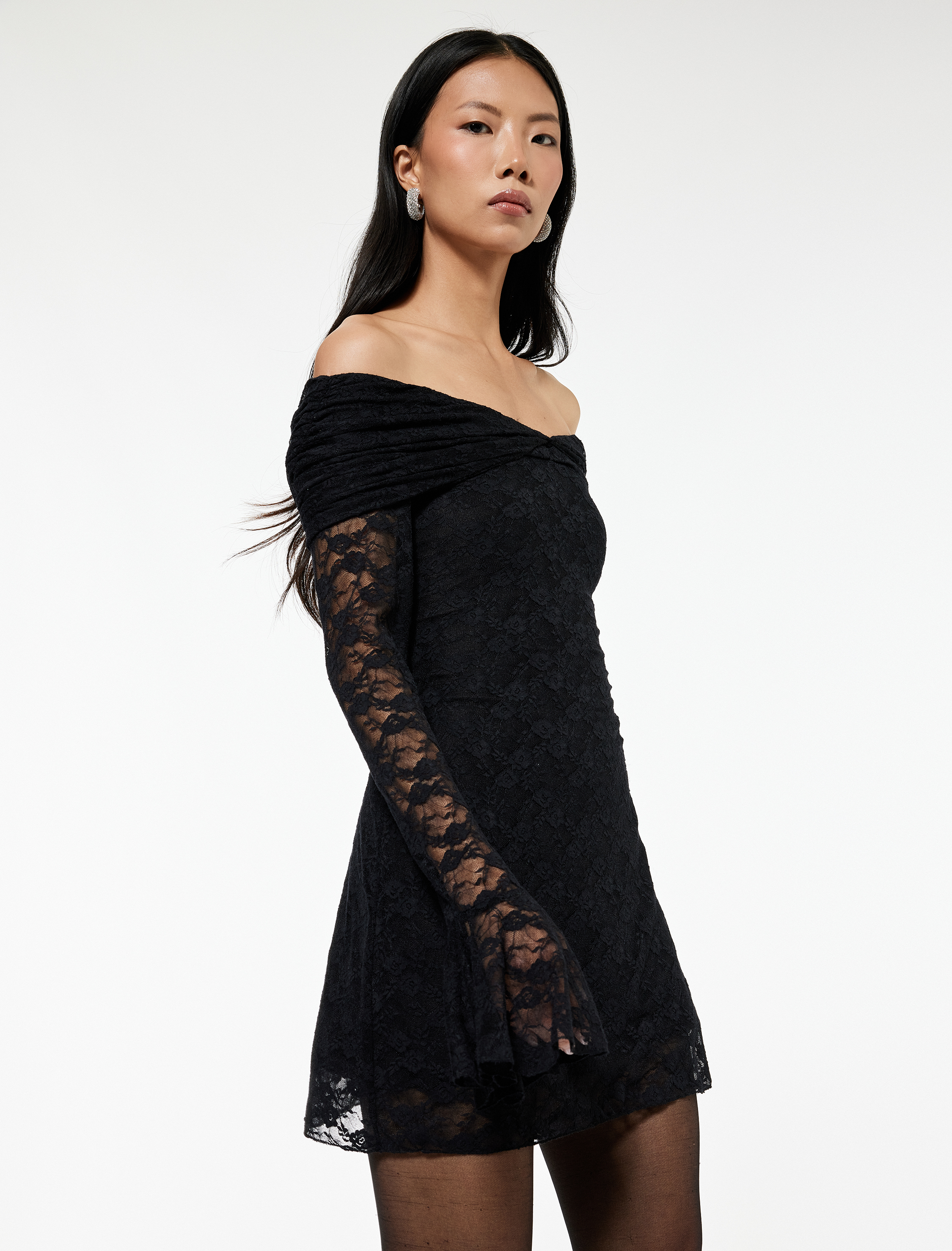   Koton X Sibil Çetinkaya - Kayık Yaka Uzun Kollu Bodycon Mini Dantelli Elbise