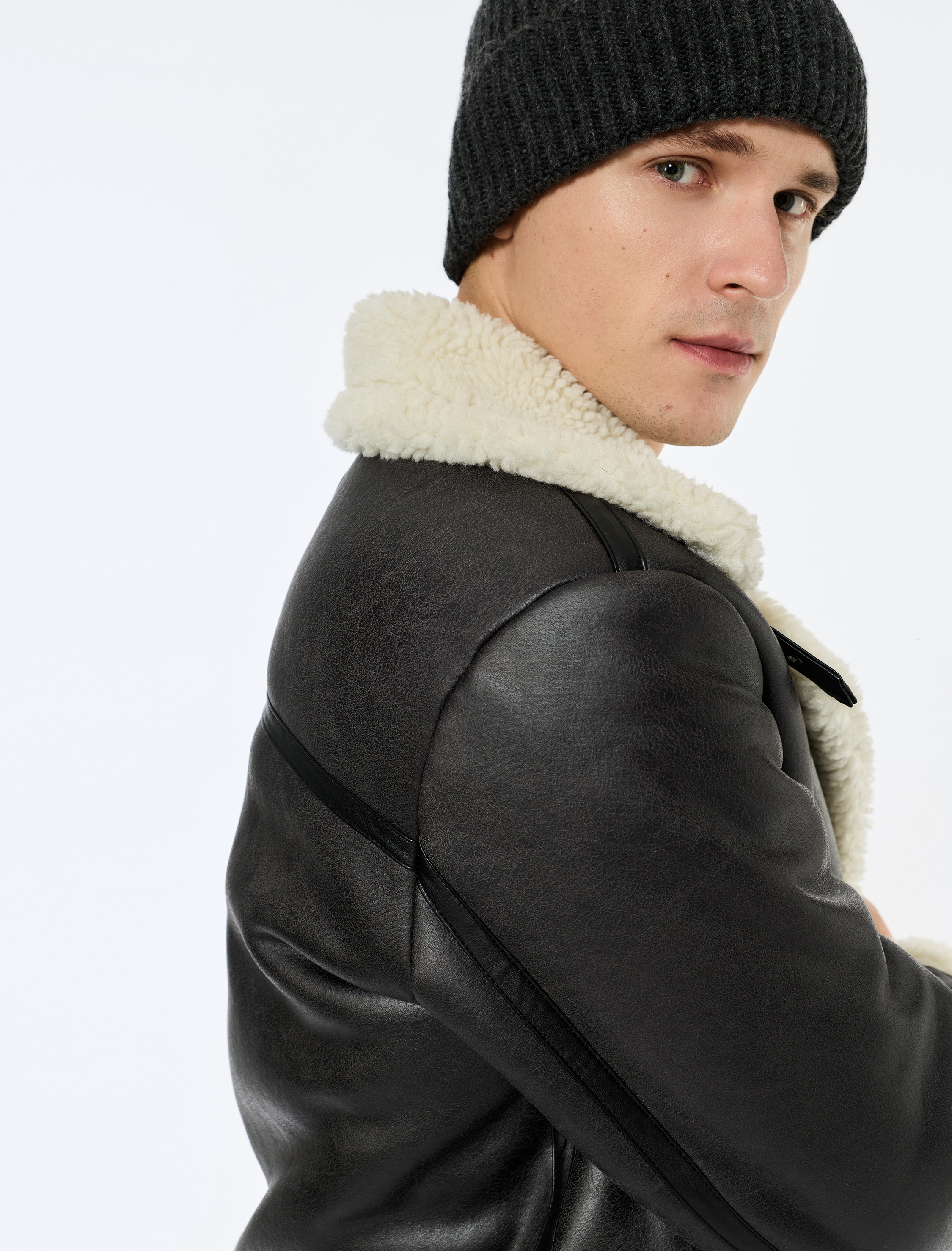   Kapaklı Cepli Çıtçıt Düğme Detaylı Slim Fit İçi Peluş Yaka Suni Süet Ceket