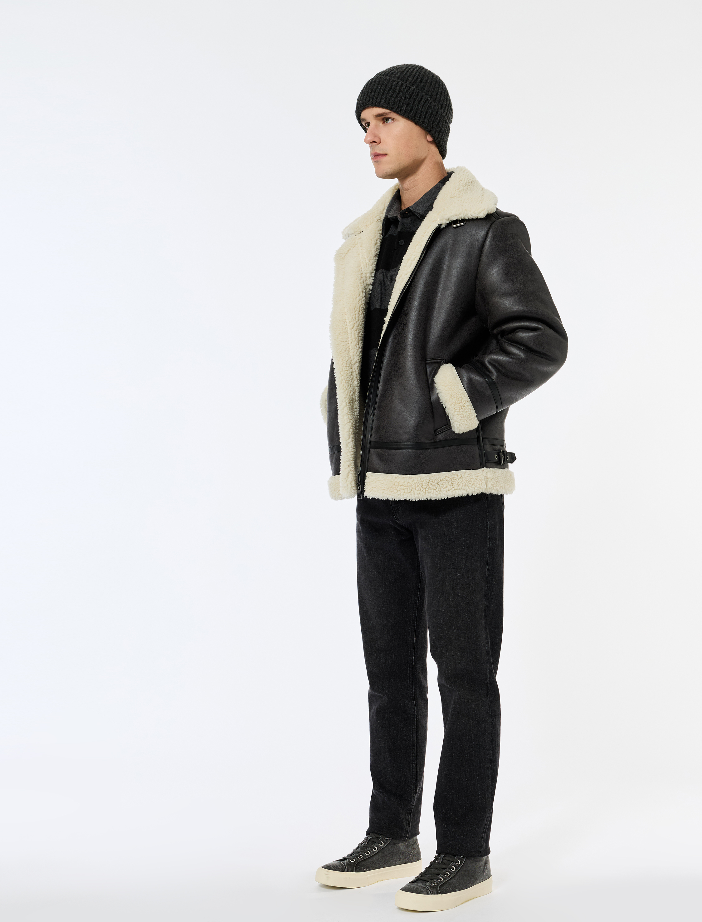   Kapaklı Cepli Çıtçıt Düğme Detaylı Slim Fit İçi Peluş Yaka Suni Süet Ceket