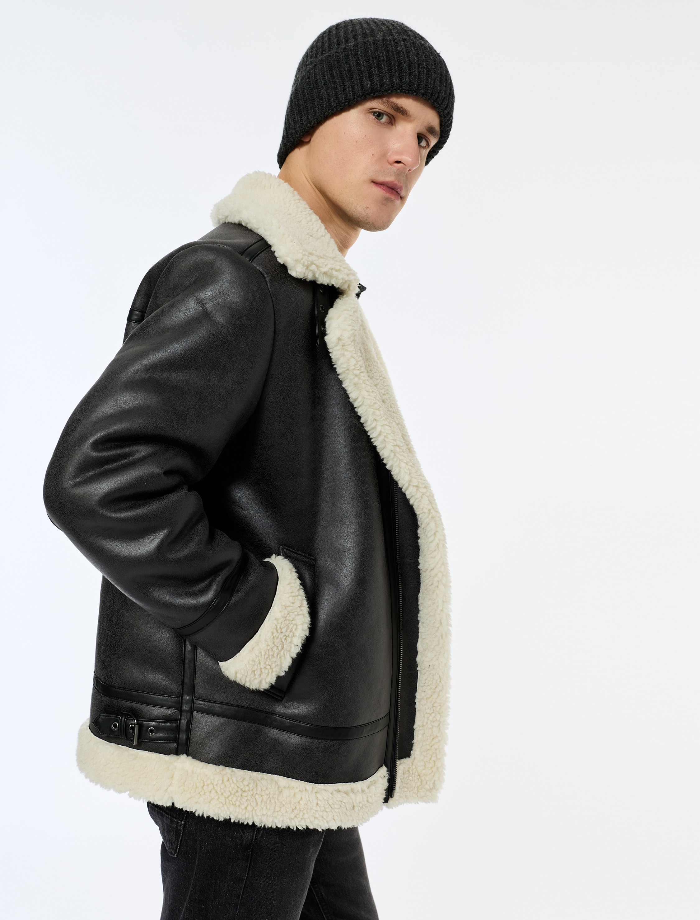   Kapaklı Cepli Çıtçıt Düğme Detaylı Slim Fit İçi Peluş Yaka Suni Süet Ceket