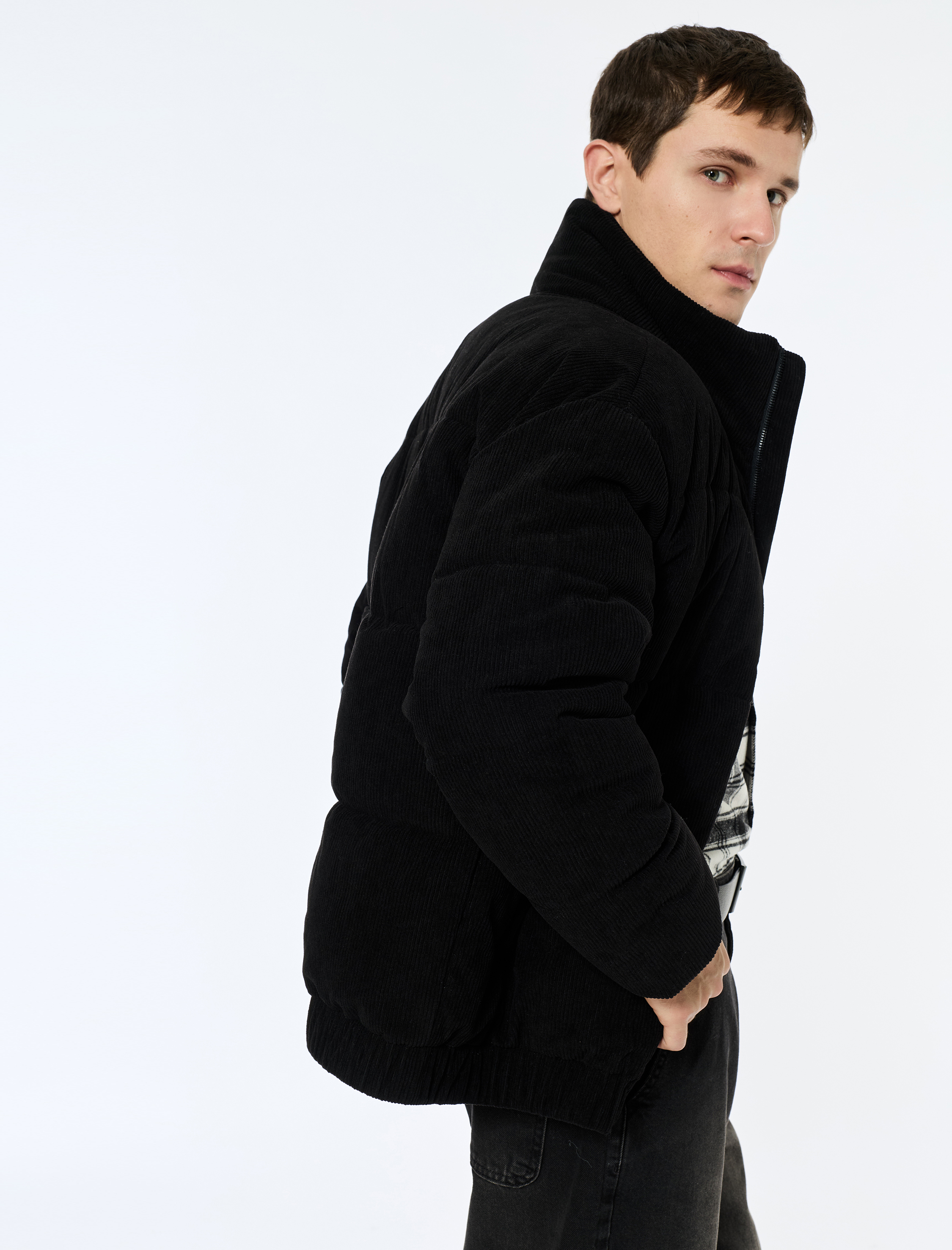   Dik Yaka Uzun Kollu Cep Detaylı Fermuarlı Fitilli Kadife Kışlık Şişme Mont