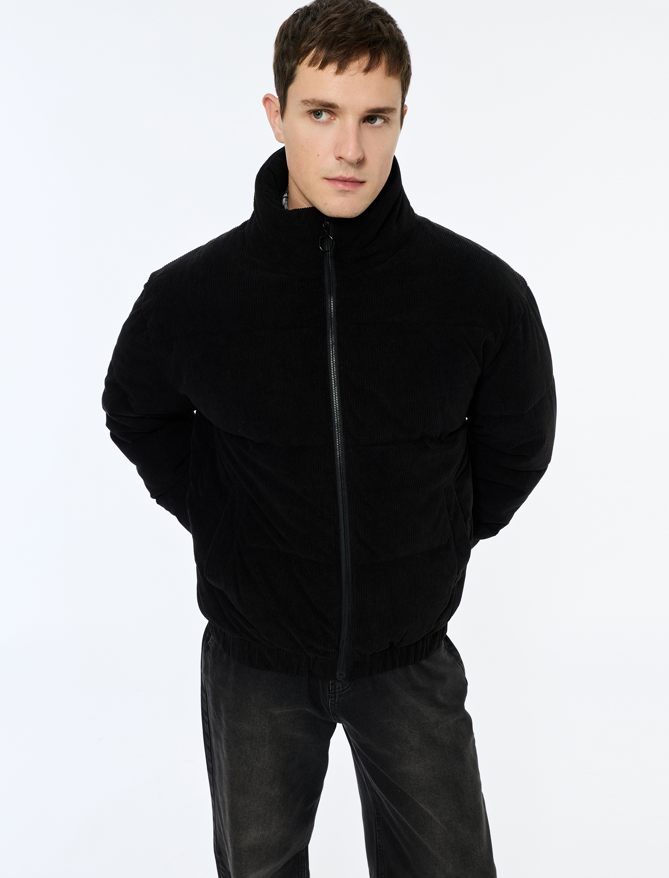   Dik Yaka Uzun Kollu Cep Detaylı Fermuarlı Fitilli Kadife Kışlık Şişme Mont