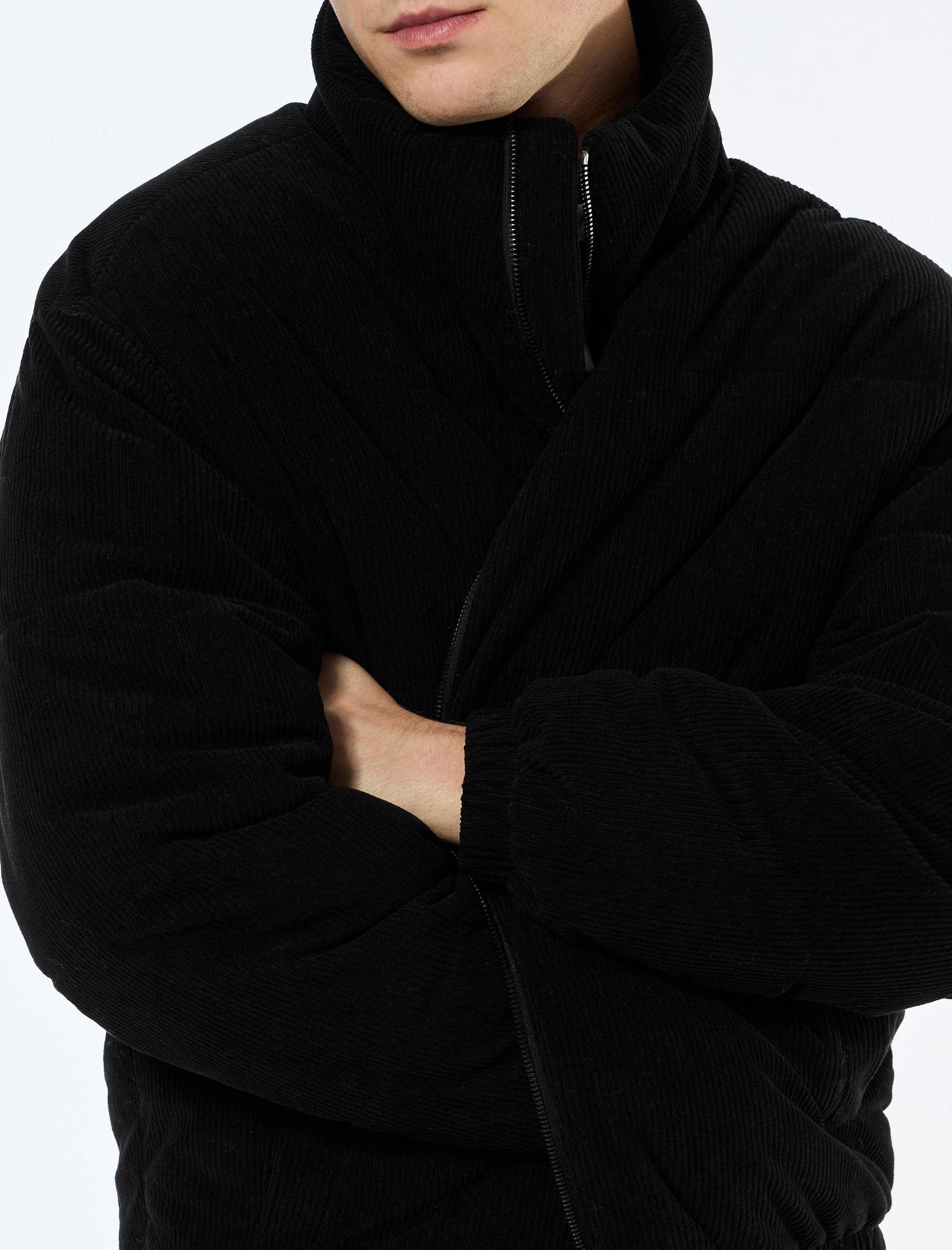   Dik Yaka Uzun Kollu Cep Detaylı Fermuarlı Fitilli Kadife Kışlık Şişme Mont