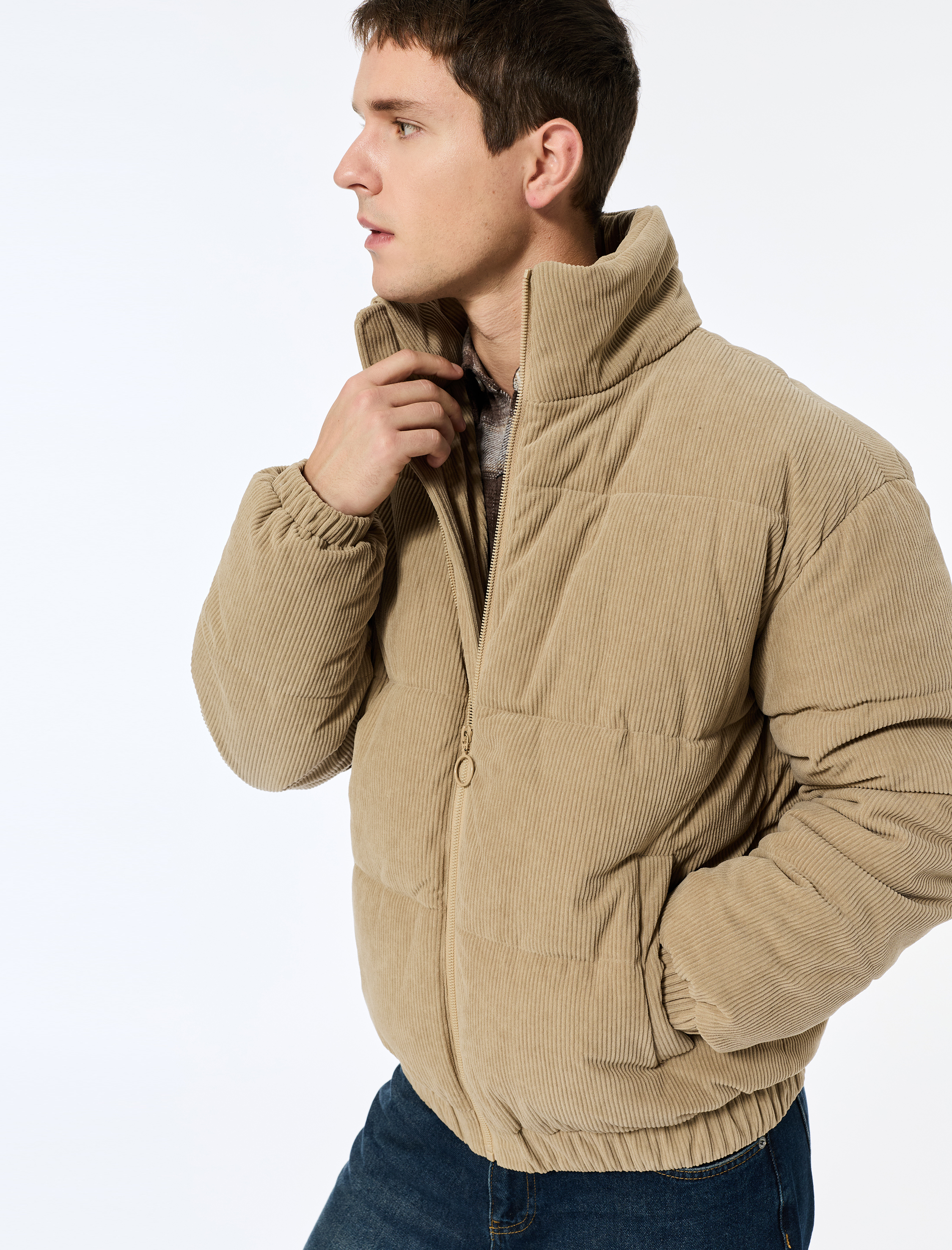   Dik Yaka Uzun Kollu Cep Detaylı Fermuarlı Fitilli Kadife Kışlık Şişme Mont