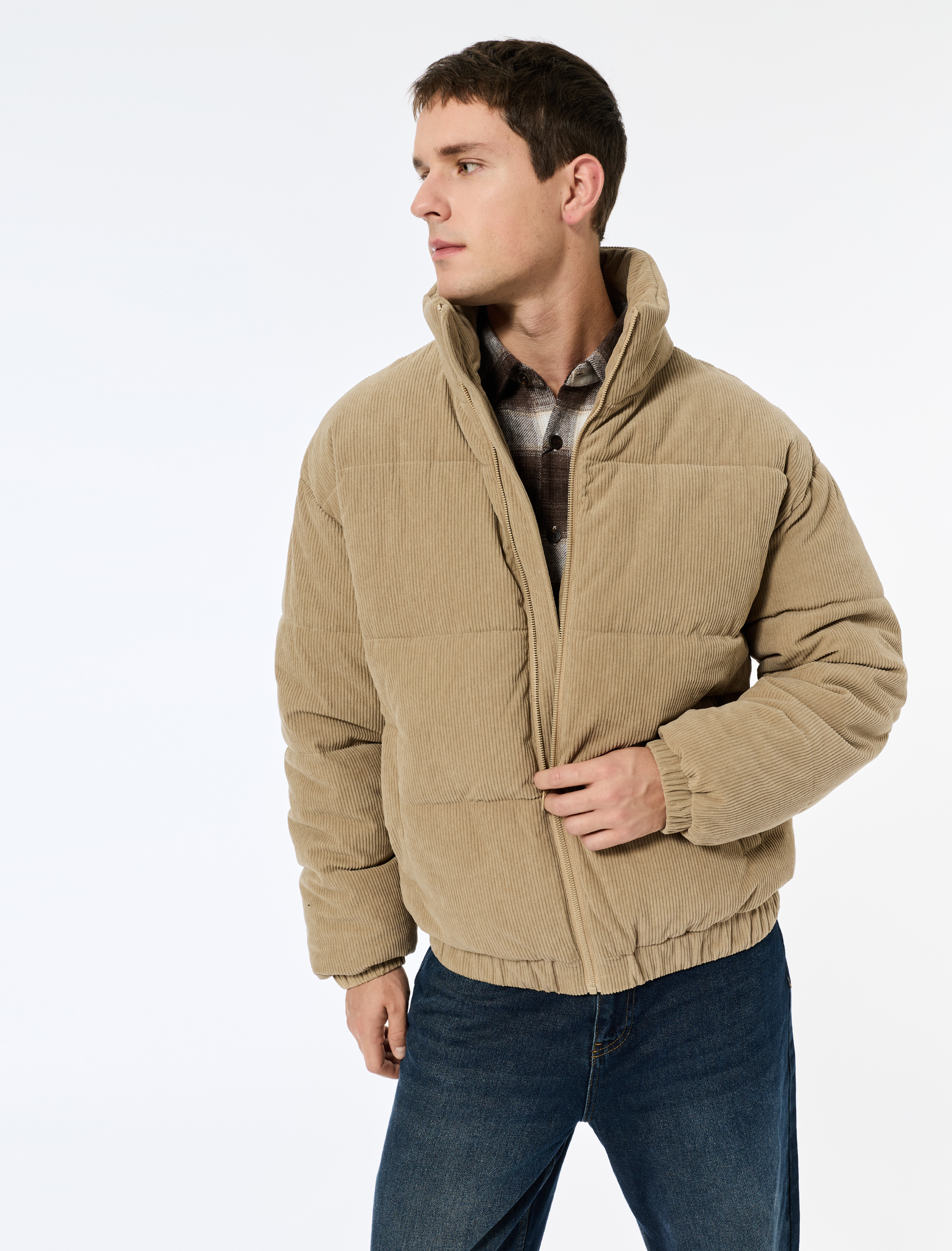   Dik Yaka Uzun Kollu Cep Detaylı Fermuarlı Fitilli Kadife Kışlık Şişme Mont