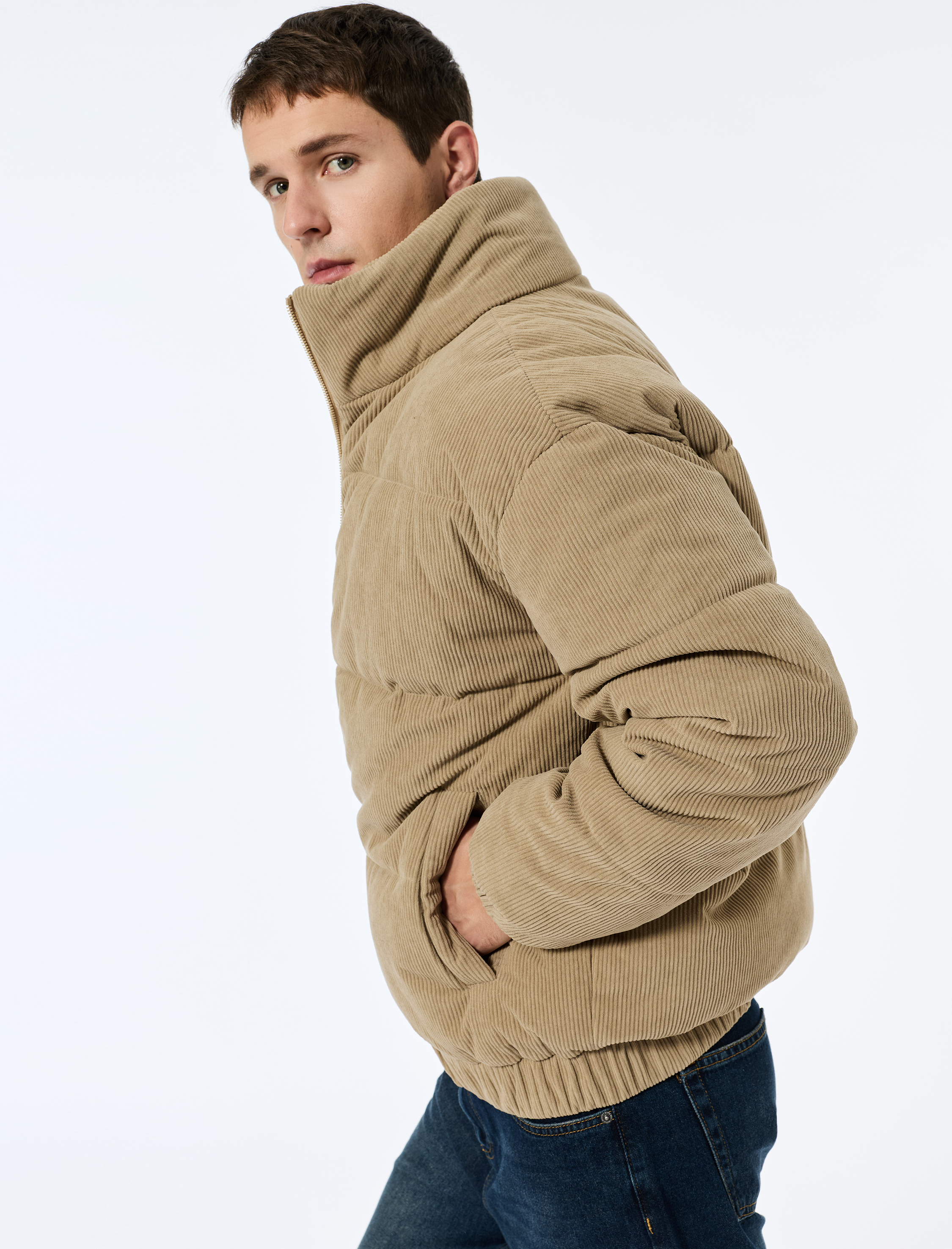   Dik Yaka Uzun Kollu Cep Detaylı Fermuarlı Fitilli Kadife Kışlık Şişme Mont