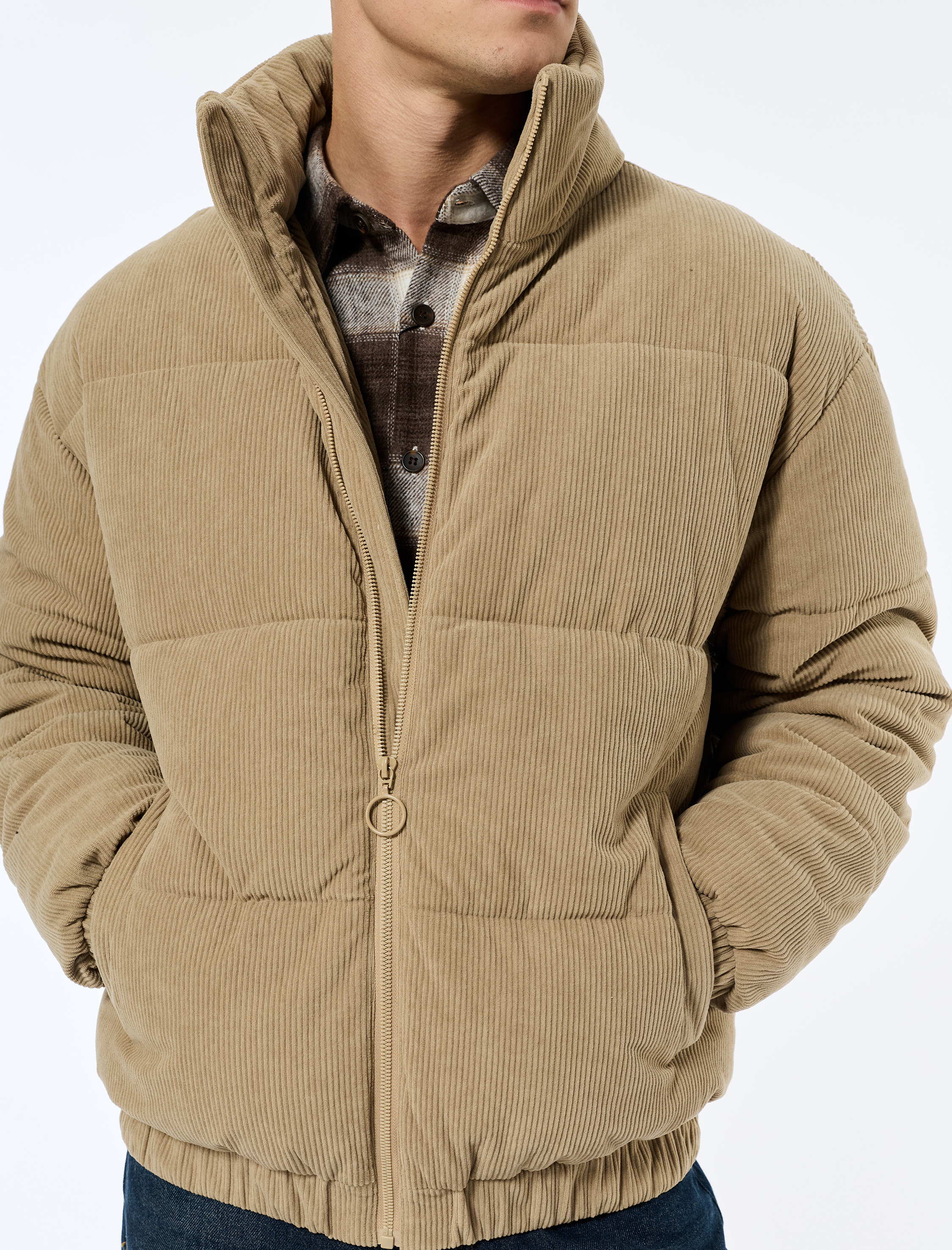   Dik Yaka Uzun Kollu Cep Detaylı Fermuarlı Fitilli Kadife Kışlık Şişme Mont