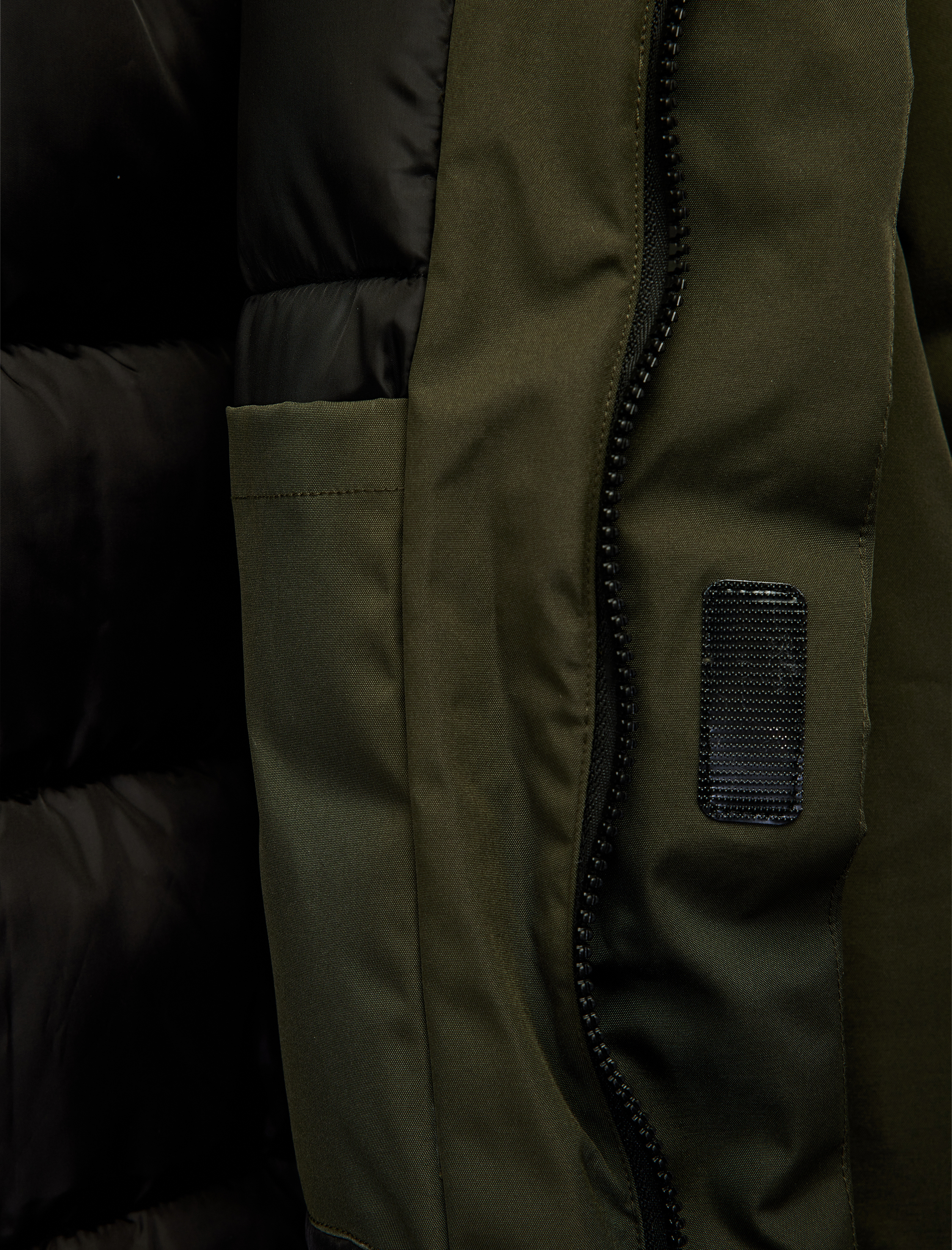   Uzun Kollu Kapaklı Cepli Fermuarlı Kapşonlu Kışlık Parka