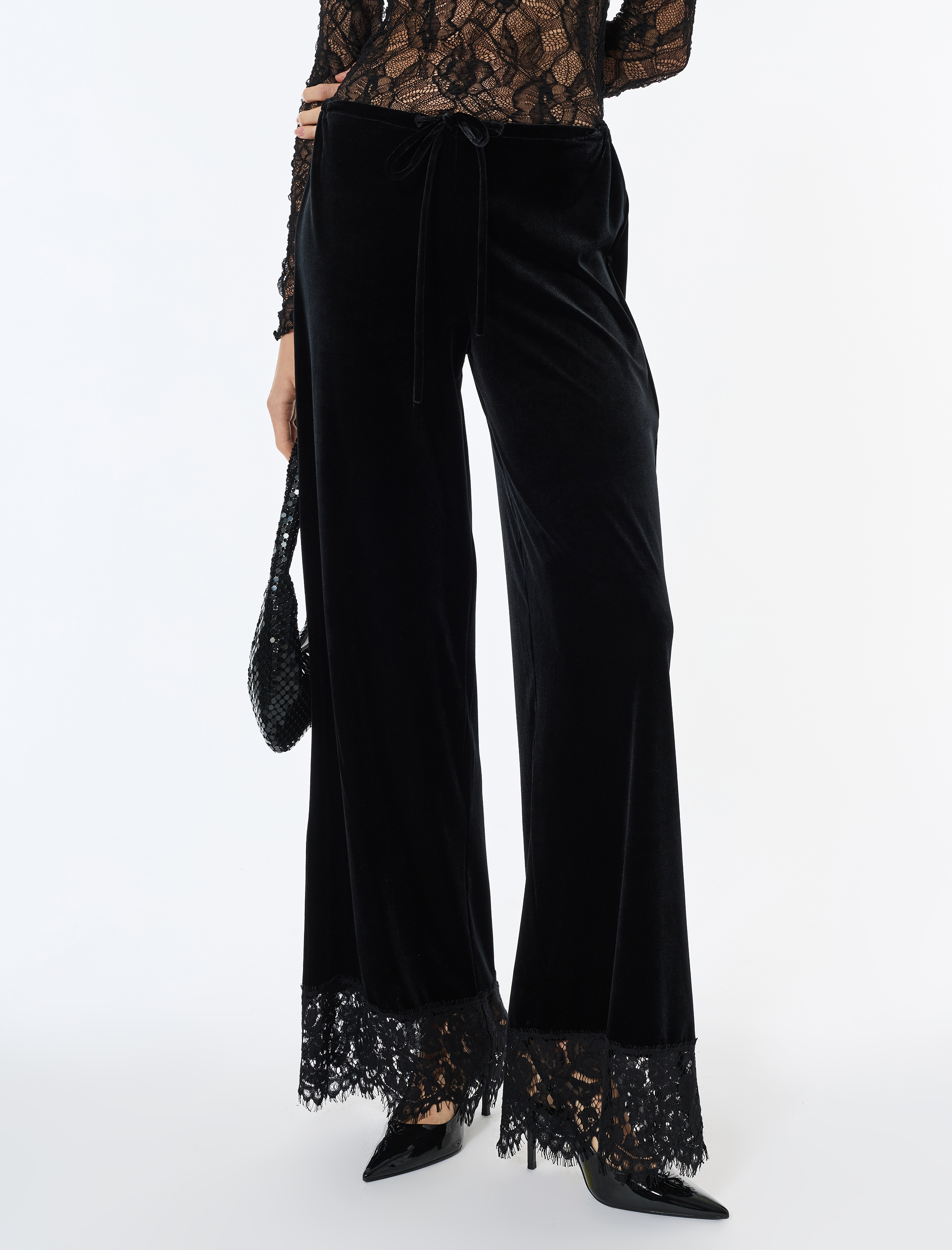   Regular Fit Paçası Dantelli Pantolon