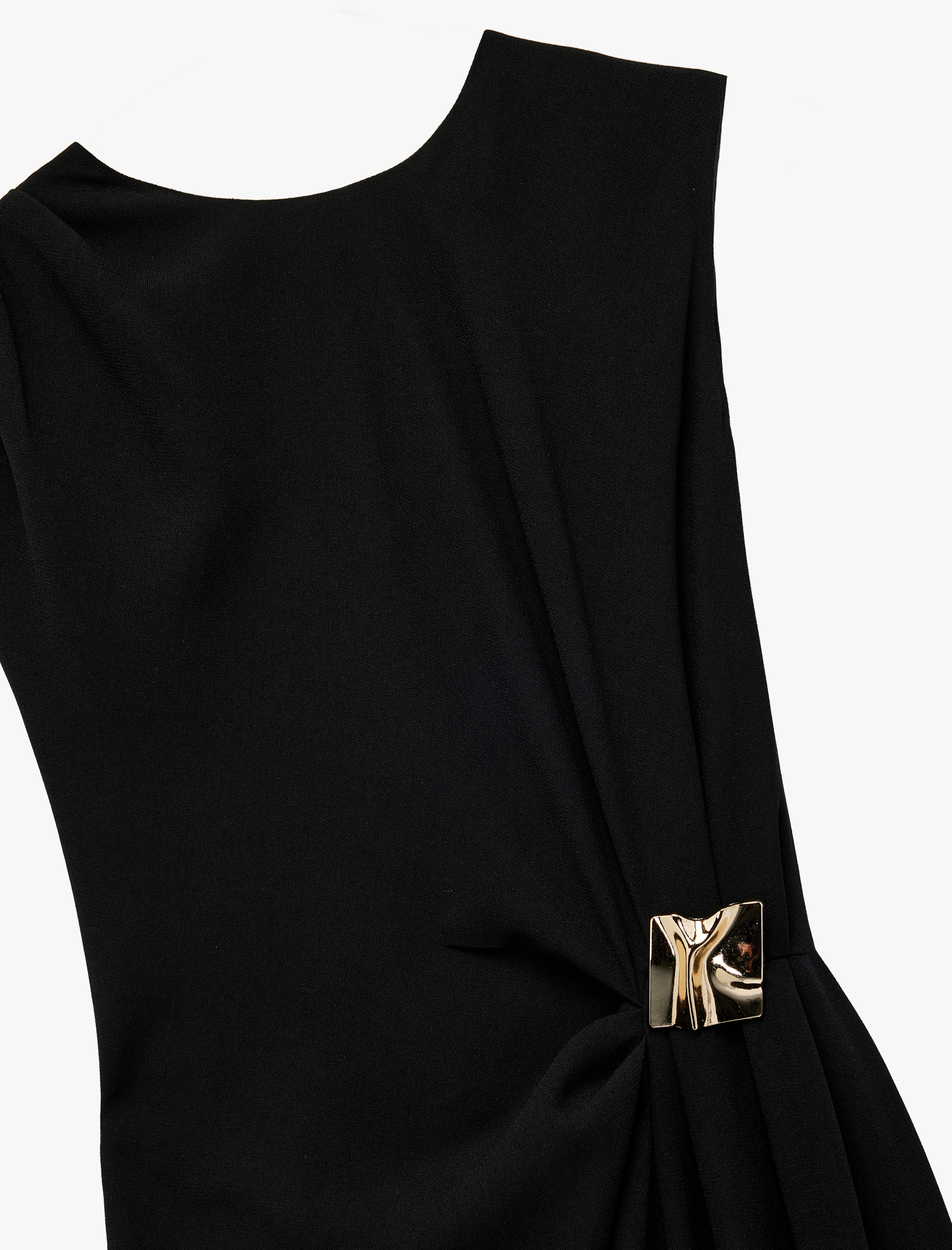   Bisiklet Yaka Yırtmaçlı Kolsuz Aksesuar Detaylı Midi Boy Kalem Elbise