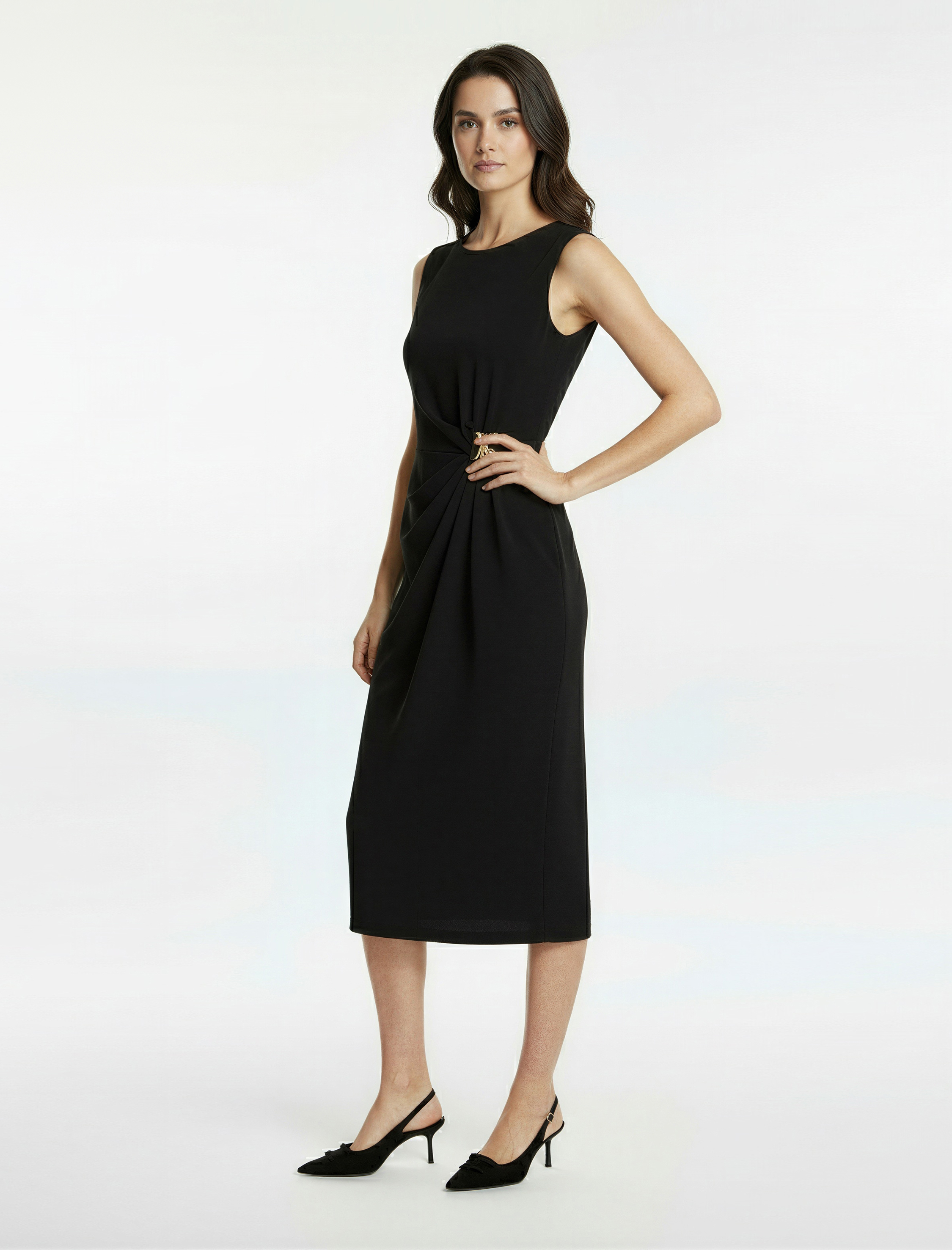   Bisiklet Yaka Yırtmaçlı Kolsuz Aksesuar Detaylı Midi Boy Kalem Elbise