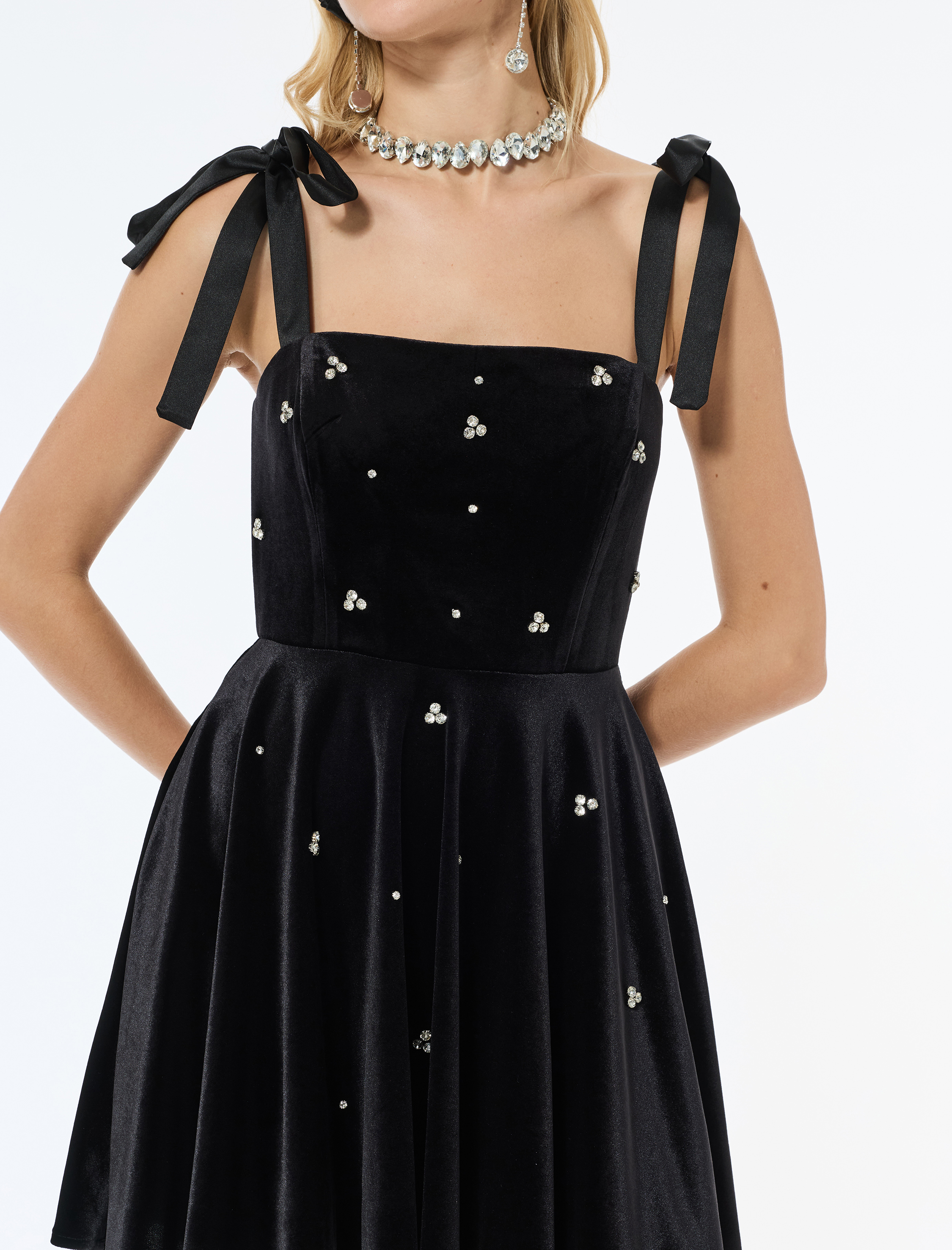   Kare Yaka Volanlı Taş Detaylı Kadife Kolsuz Mini Elbise