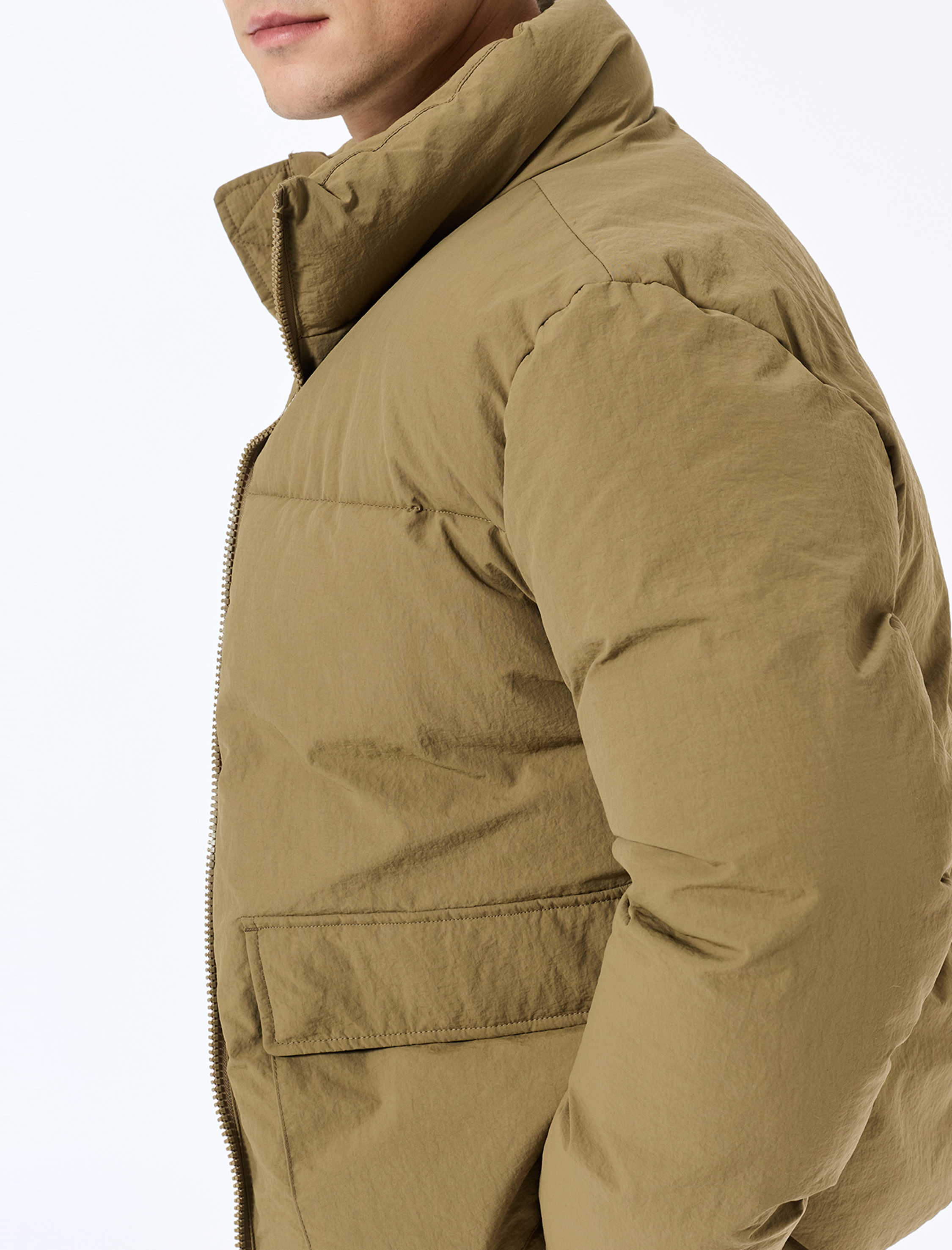   Uzun Kollu Kapaklı Cep Detaylı Fermuarlı Slim Fit Dik Yaka Kışlık Şişme Mont