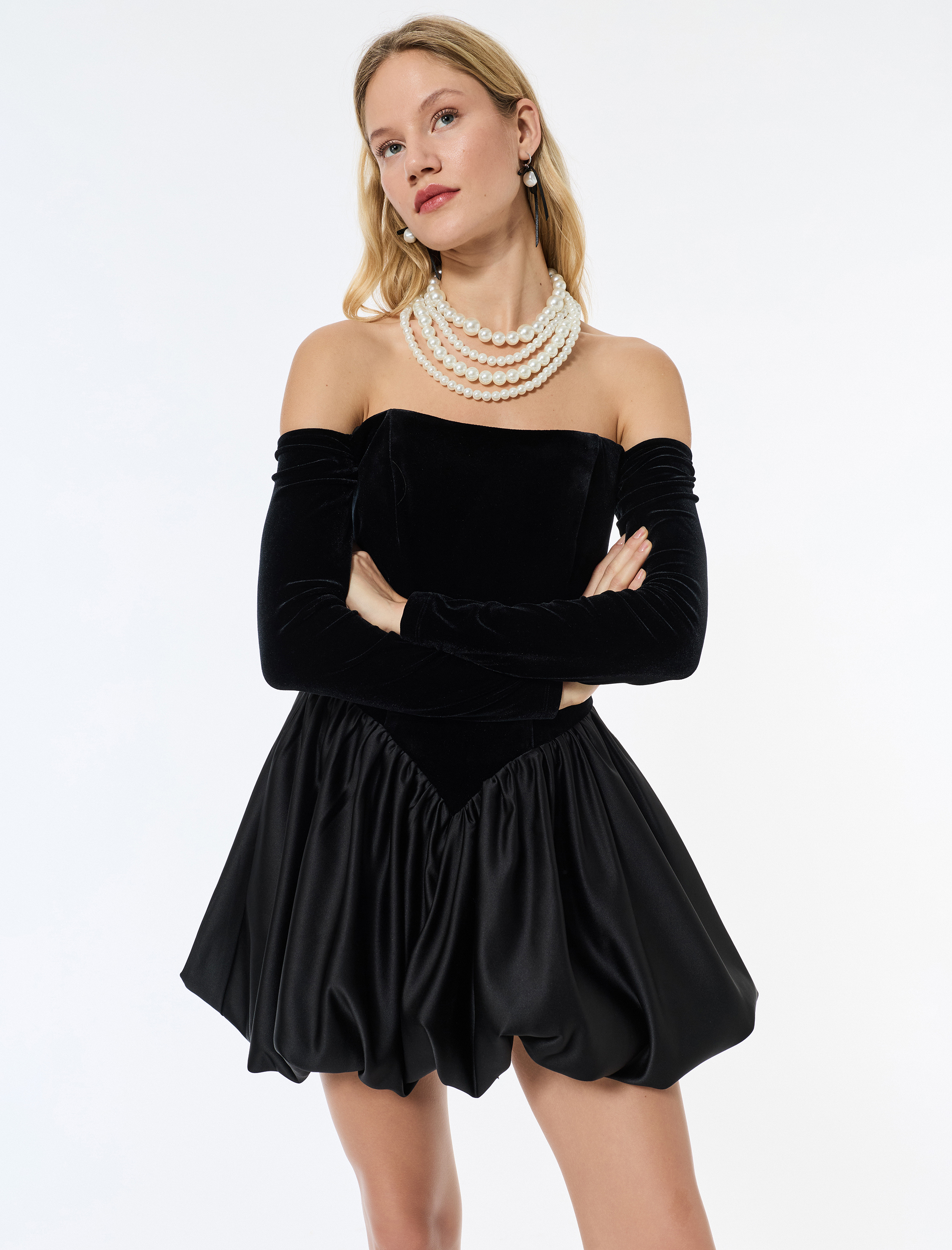   Omzu Açık Uzun Kollu Kadife Mini Balon Elbise